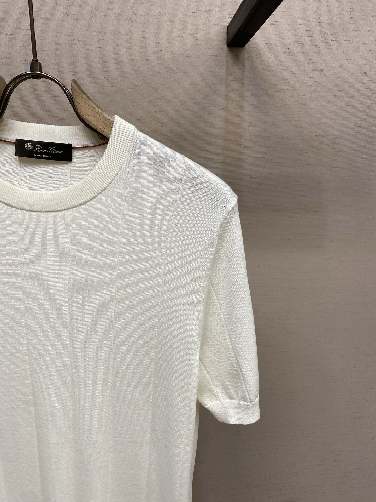 🌟🌟 Loro Piana，各大奢品在设计上加入了坑条的元素，立体大坑条组织更简洁时尚、无论单穿或者做内