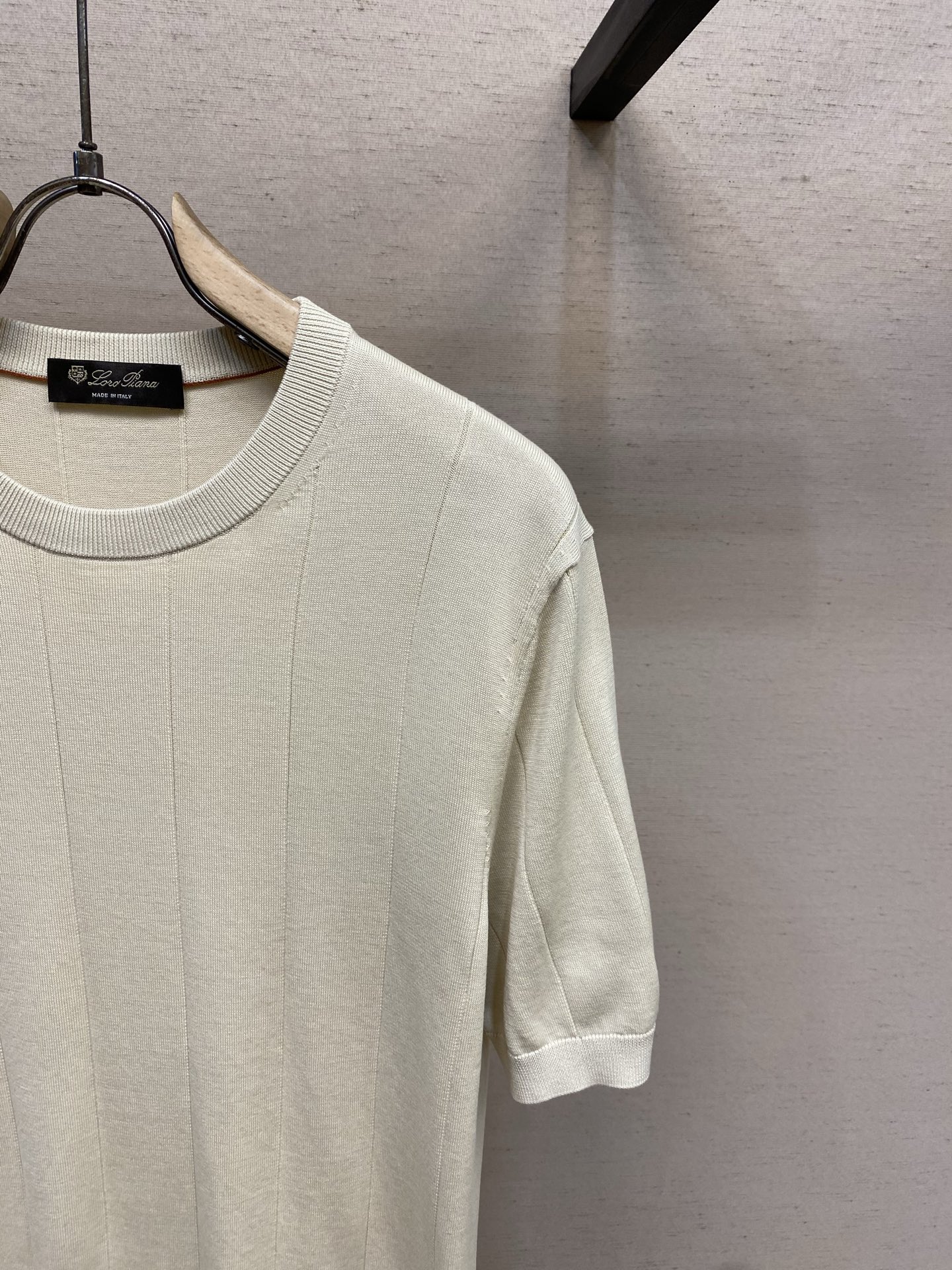 🌟🌟 Loro Piana，各大奢品在设计上加入了坑条的元素，立体大坑条组织更简洁时尚、无论单穿或者做内