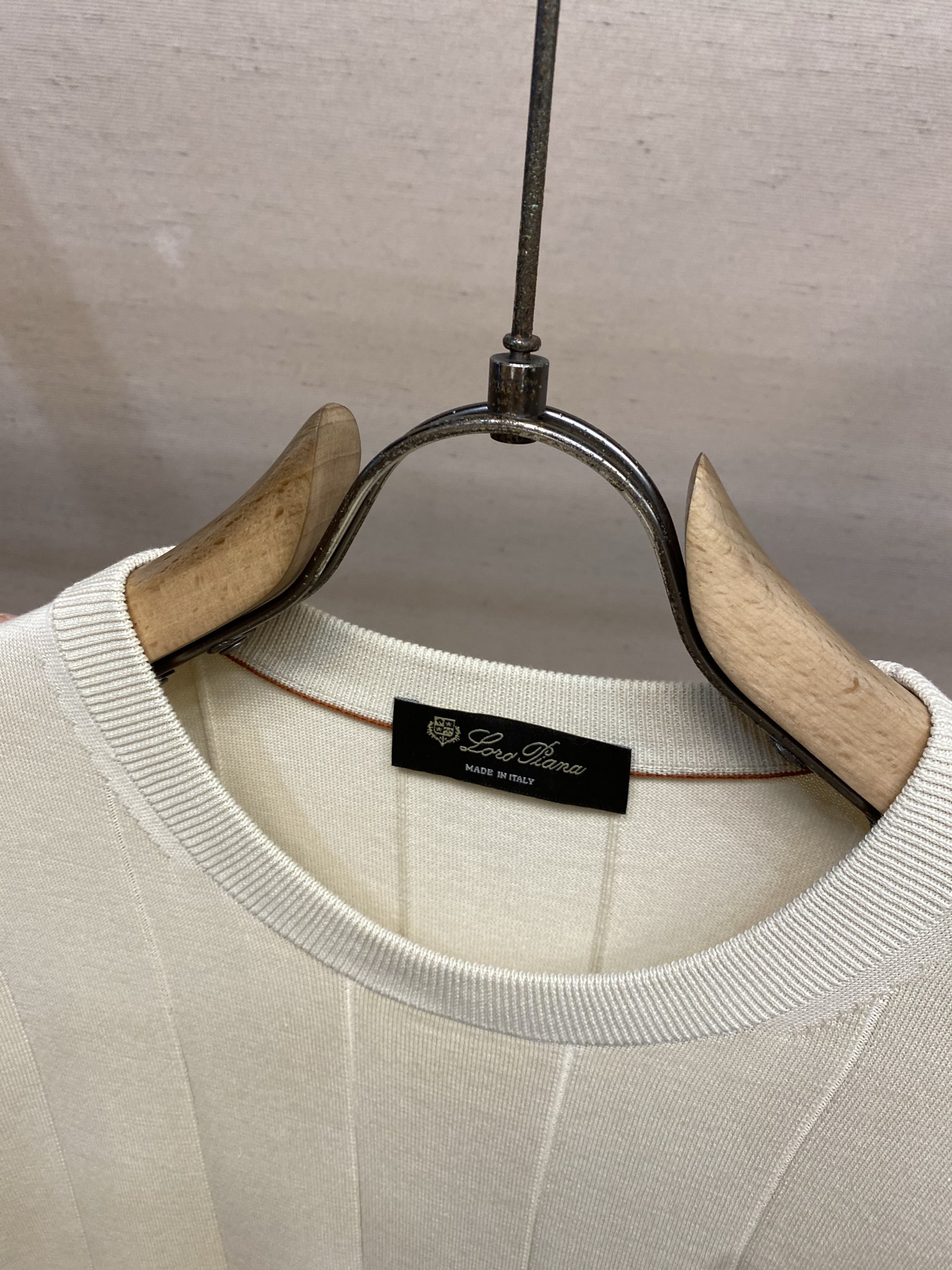 🌟🌟 Loro Piana，各大奢品在设计上加入了坑条的元素，立体大坑条组织更简洁时尚、无论单穿或者做内