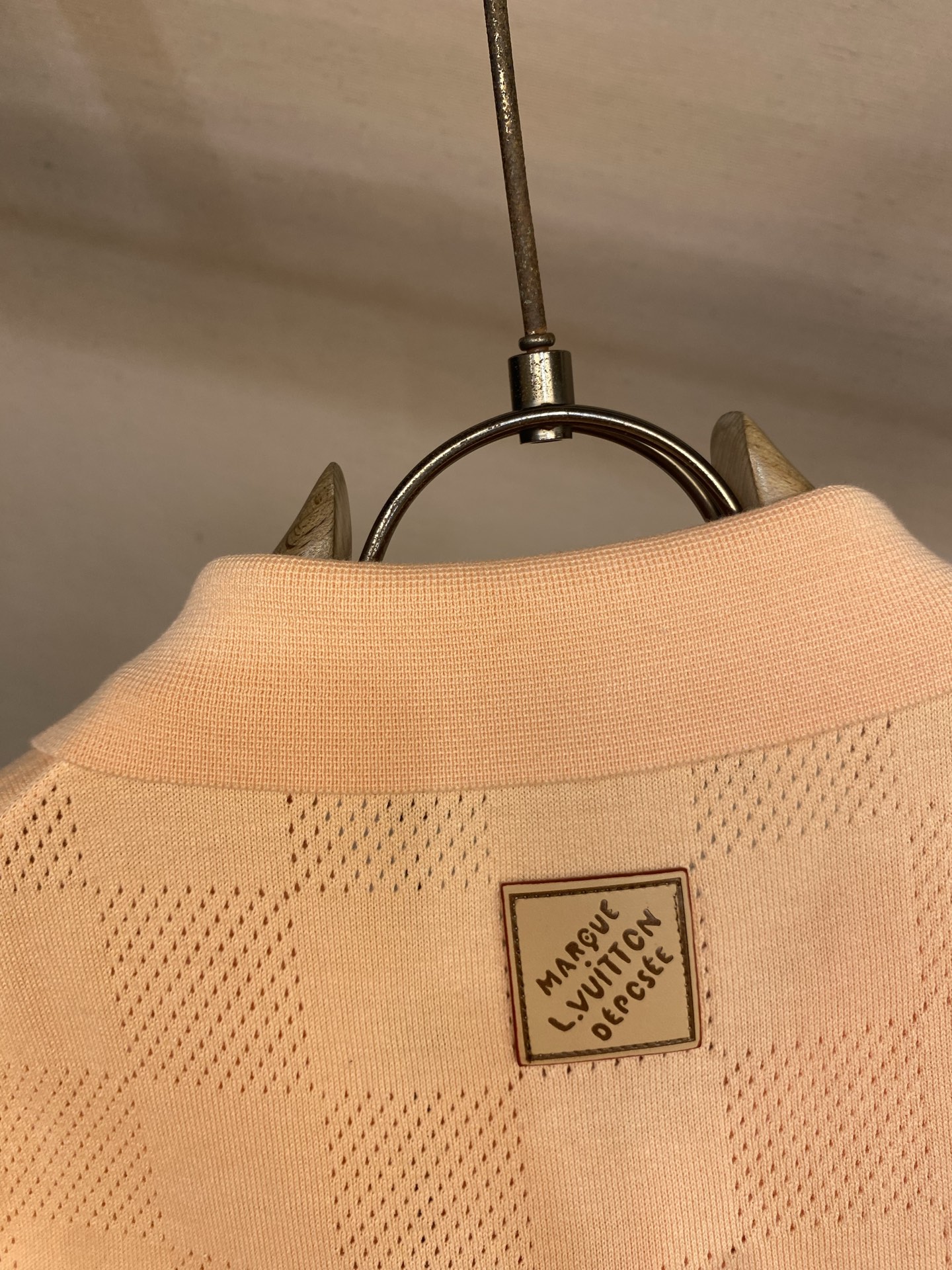 🌟🌟 1V，路易 26SS棋盘格提花刺绣logo后背皮牌针织开衫尺码：S-XL