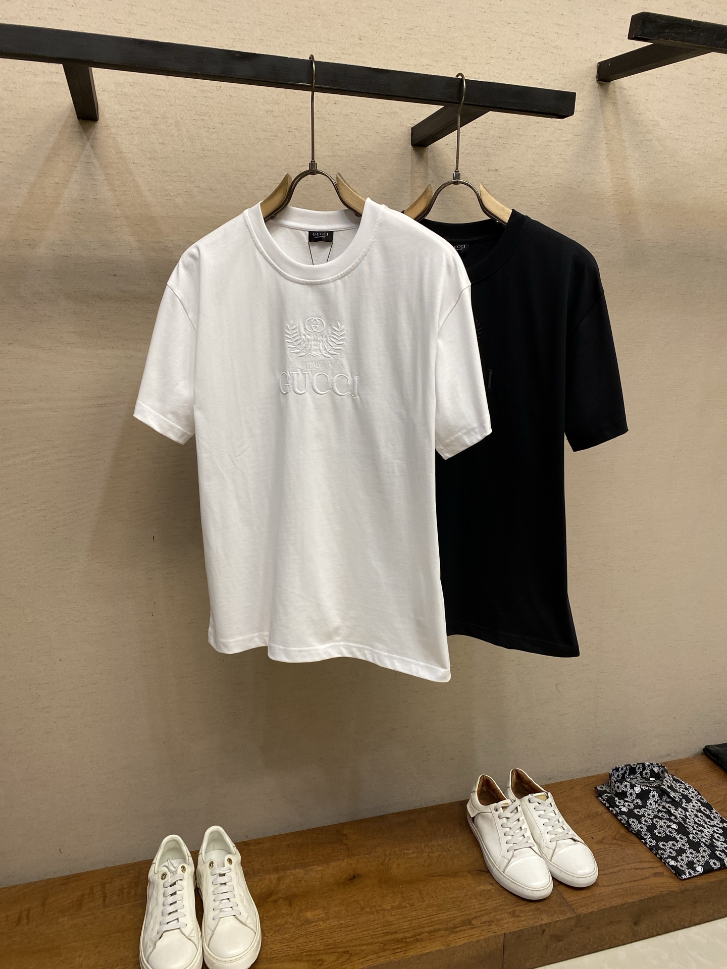 🌟🌟Gucci， 饰刺绣针织棉T恤面料：15支特纺紧密棉 / 230G罗纹：32支1×1罗纹 / 340