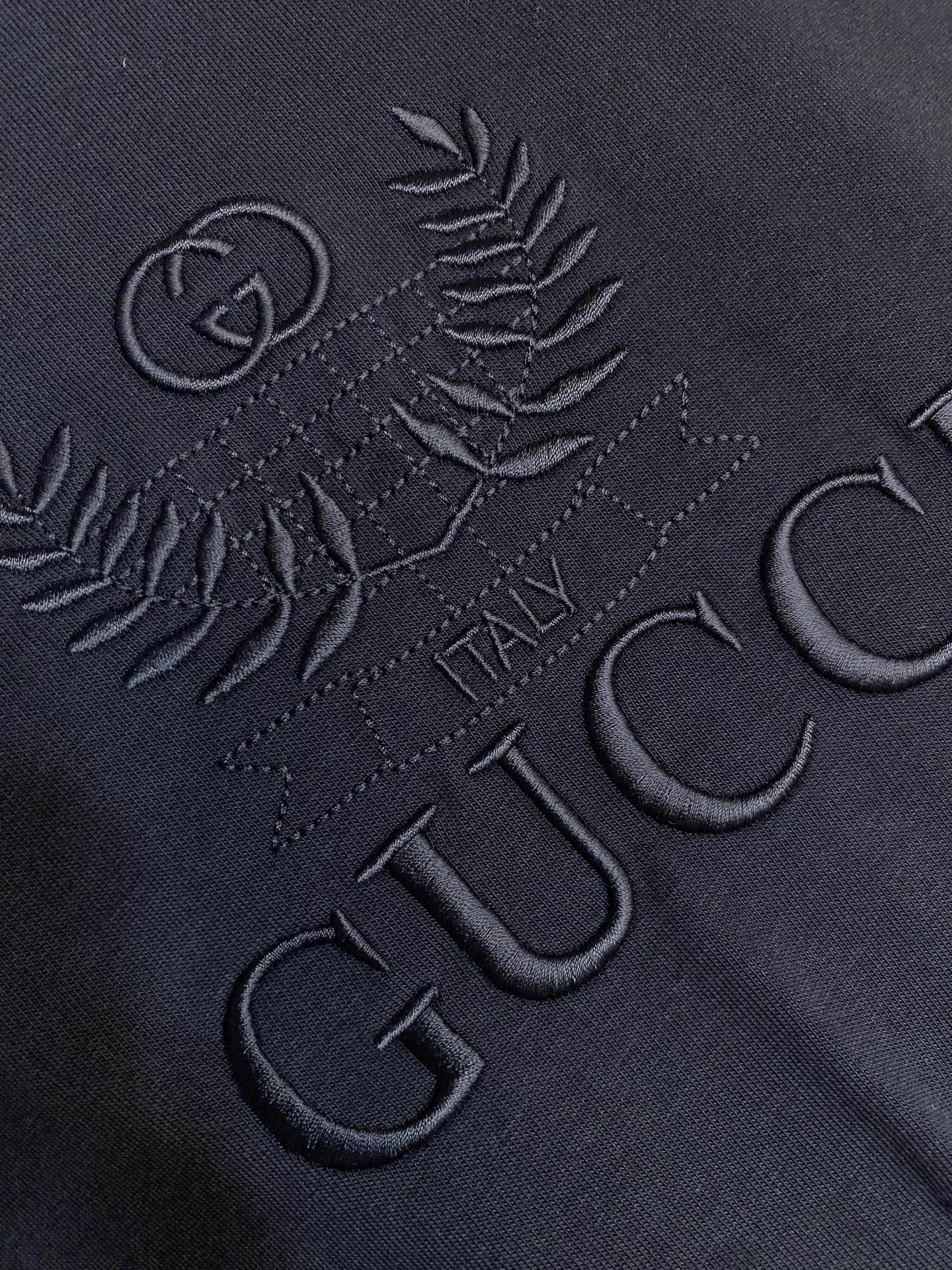 🌟🌟Gucci， 饰刺绣针织棉T恤面料：15支特纺紧密棉 / 230G罗纹：32支1×1罗纹 / 340