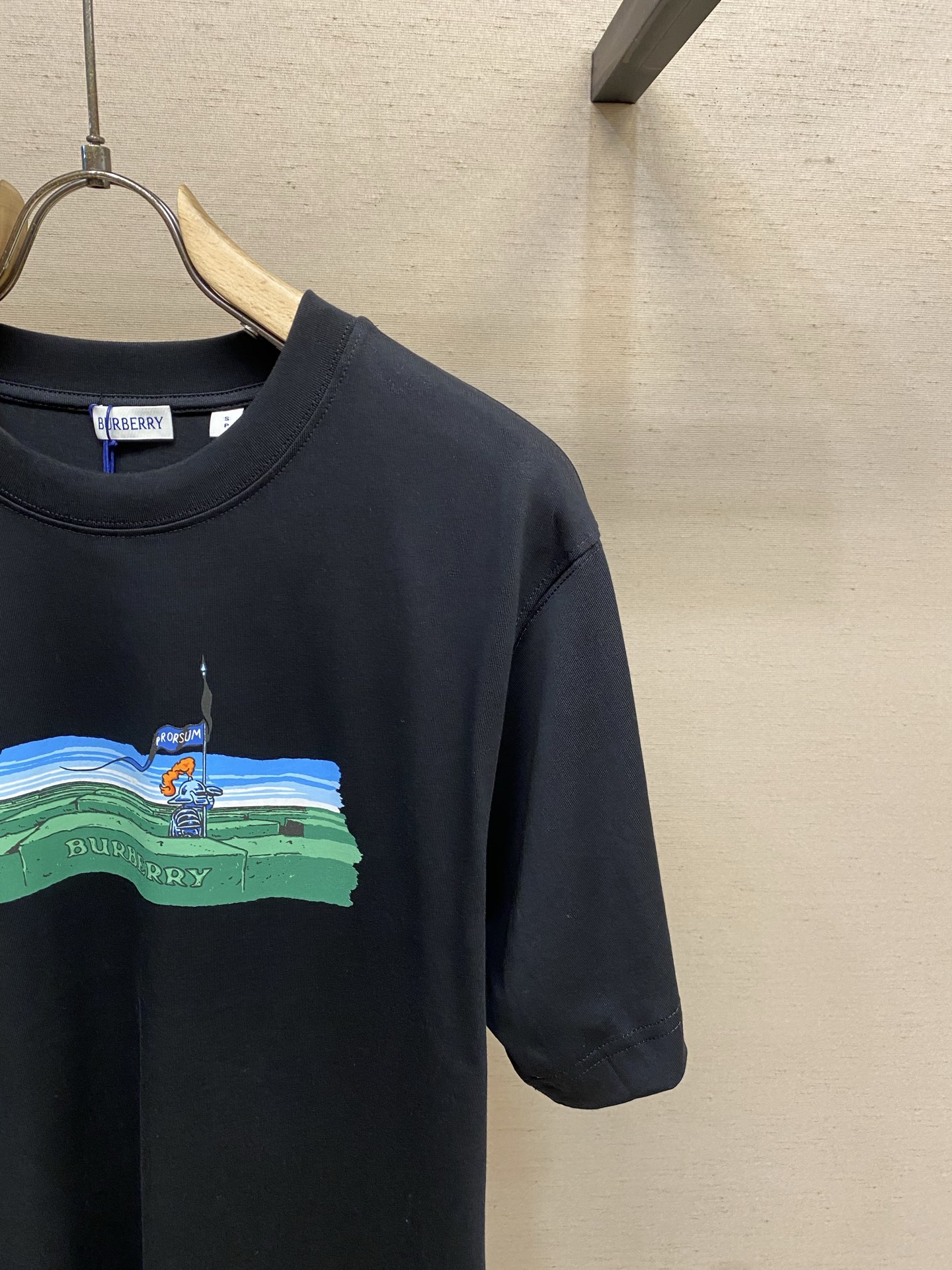 🌟🌟 BBR，迷宫图案圆领短袖发售色系：黑色、白色⚠️原¥4600购买；纯棉质平织棉面料、骑士穿越庄园迷