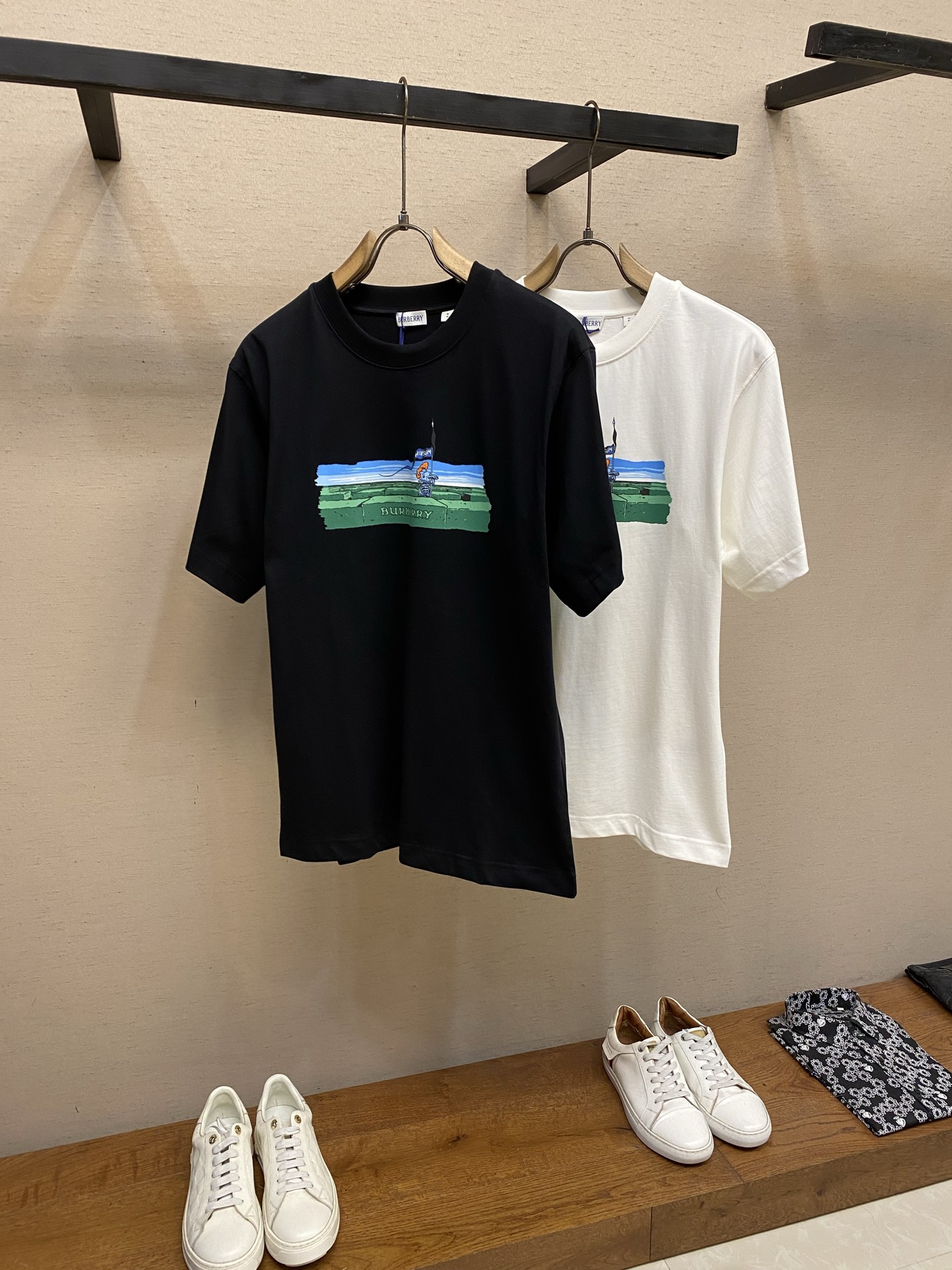🌟🌟 BBR，迷宫图案圆领短袖发售色系：黑色、白色⚠️原¥4600购买；纯棉质平织棉面料、骑士穿越庄园迷