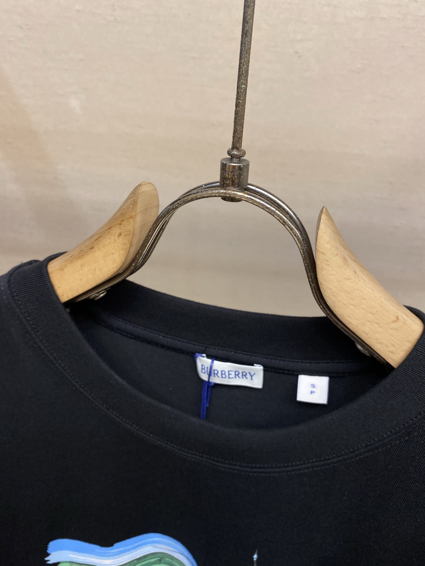 🌟🌟 BBR，迷宫图案圆领短袖发售色系：黑色、白色⚠️原¥4600购买；纯棉质平织棉面料、骑士穿越庄园迷
