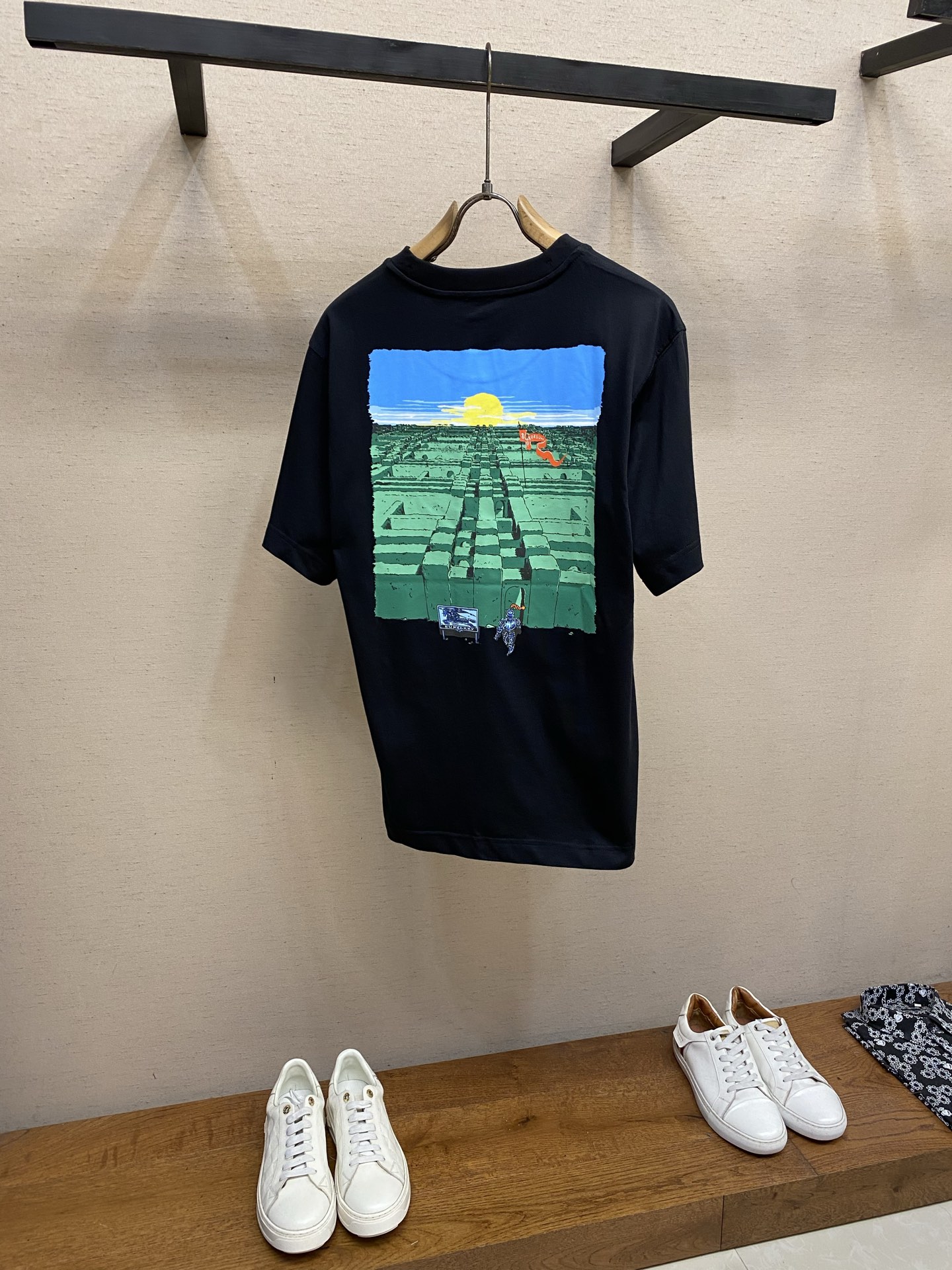🌟🌟 BBR，迷宫图案圆领短袖发售色系：黑色、白色⚠️原¥4600购买；纯棉质平织棉面料、骑士穿越庄园迷