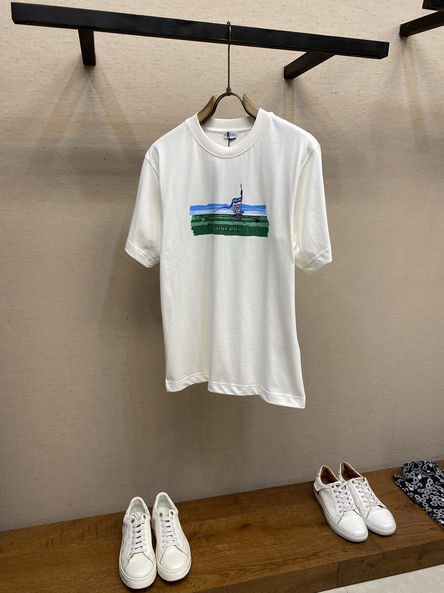 🌟🌟 BBR，迷宫图案圆领短袖发售色系：黑色、白色⚠️原¥4600购买；纯棉质平织棉面料、骑士穿越庄园迷