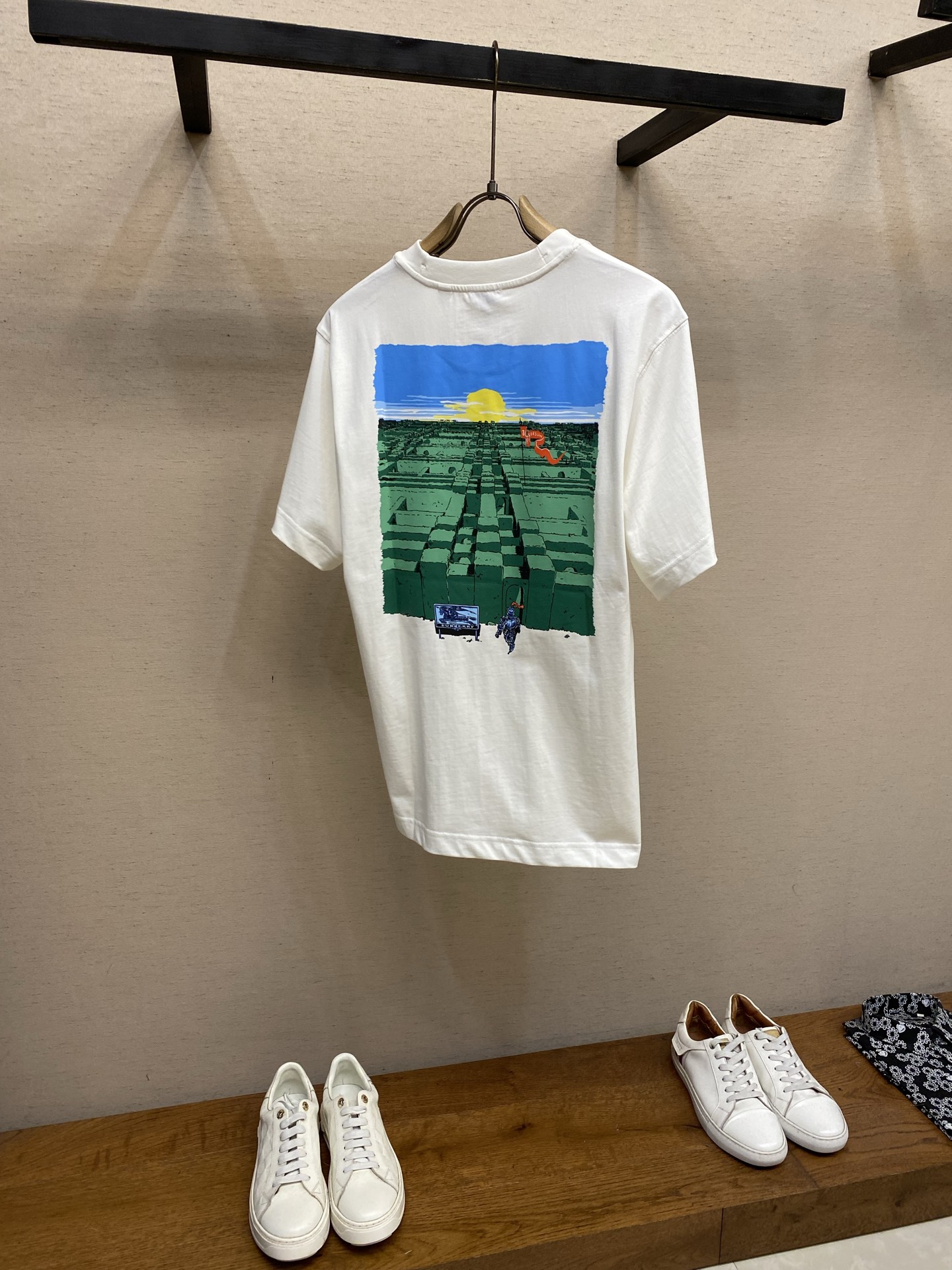 🌟🌟 BBR，迷宫图案圆领短袖发售色系：黑色、白色⚠️原¥4600购买；纯棉质平织棉面料、骑士穿越庄园迷
