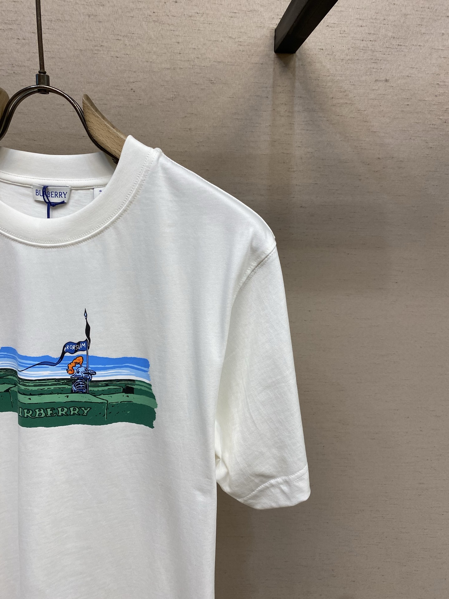 🌟🌟 BBR，迷宫图案圆领短袖发售色系：黑色、白色⚠️原¥4600购买；纯棉质平织棉面料、骑士穿越庄园迷