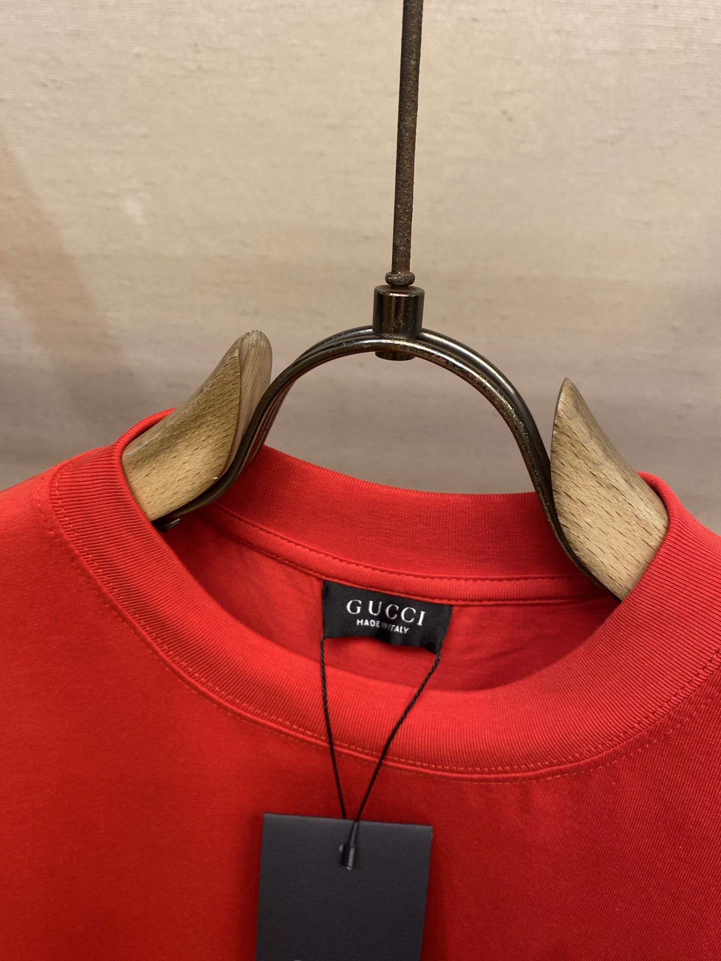 🌟🌟Gucci，小绒G圆领短袖发售色系：藏蓝、红色⚠️原¥4550购买；纯棉丝针织面料、GU标识细节贴饰
