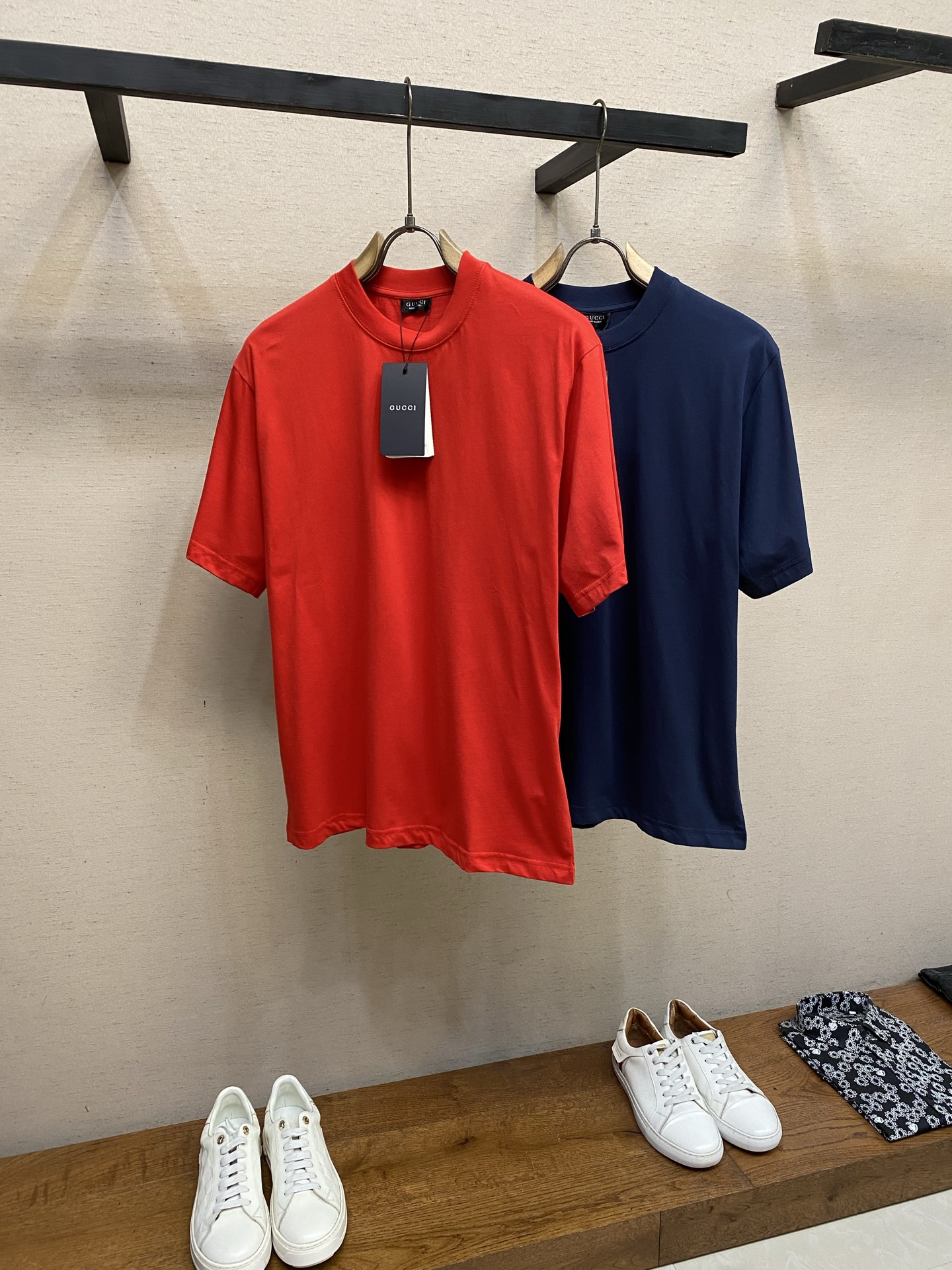 🌟🌟Gucci，小绒G圆领短袖发售色系：藏蓝、红色⚠️原¥4550购买；纯棉丝针织面料、GU标识细节贴饰