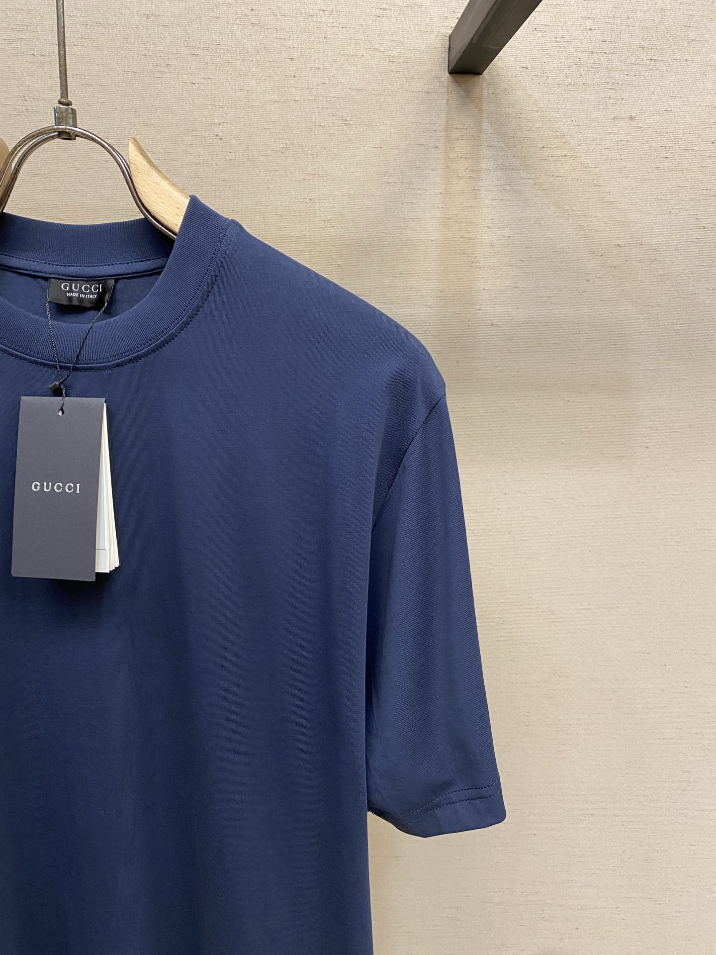 🌟🌟Gucci，小绒G圆领短袖发售色系：藏蓝、红色⚠️原¥4550购买；纯棉丝针织面料、GU标识细节贴饰