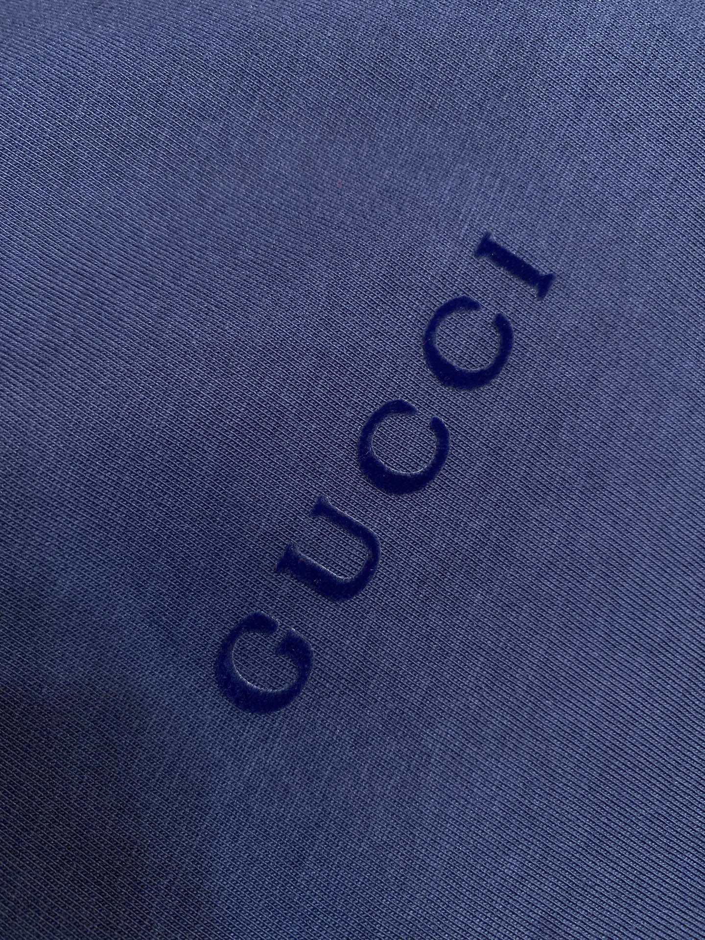 🌟🌟Gucci，小绒G圆领短袖发售色系：藏蓝、红色⚠️原¥4550购买；纯棉丝针织面料、GU标识细节贴饰