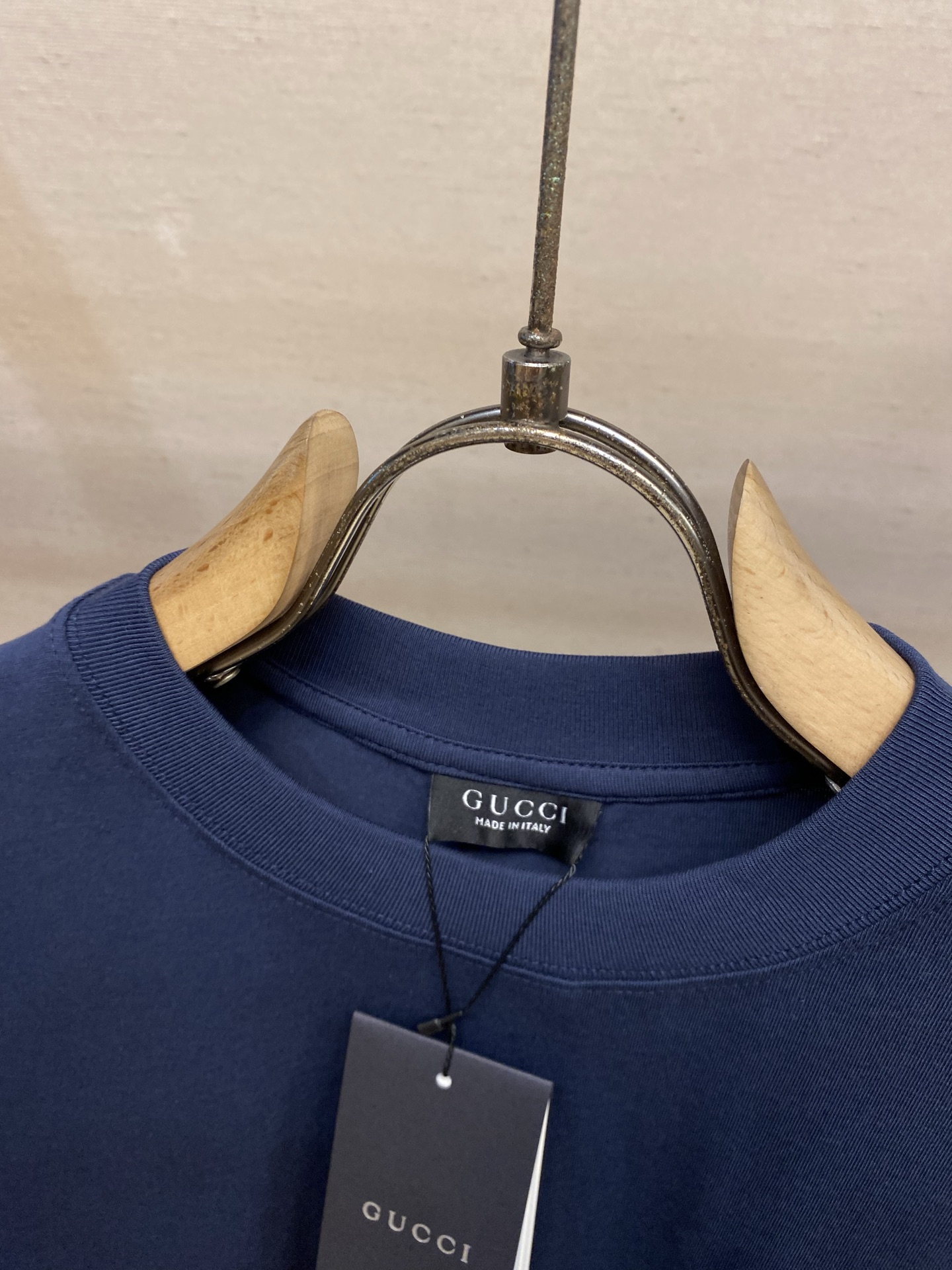 🌟🌟Gucci，小绒G圆领短袖发售色系：藏蓝、红色⚠️原¥4550购买；纯棉丝针织面料、GU标识细节贴饰