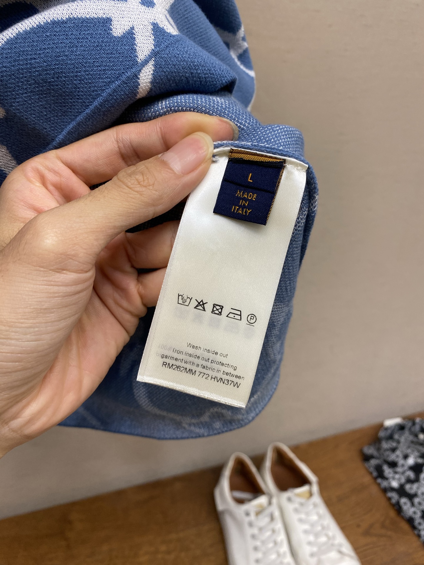 🌟🌟1V，花蔓菱雾针织T本款圆领短袖针织衫，将品牌经典Monogram花卉以缠绕花蔓菱格形态焕新呈现，雾