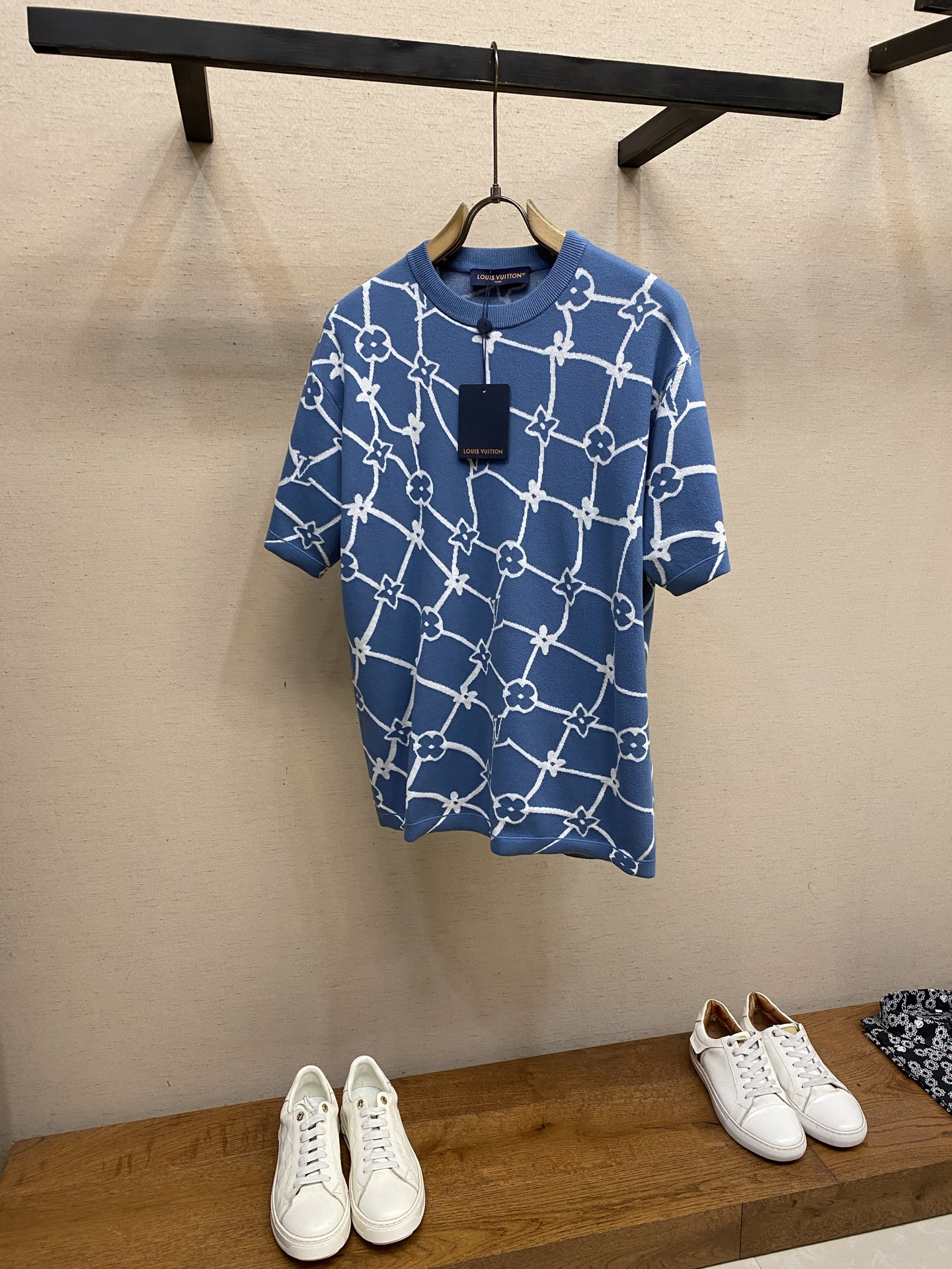 🌟🌟1V，花蔓菱雾针织T本款圆领短袖针织衫，将品牌经典Monogram花卉以缠绕花蔓菱格形态焕新呈现，雾