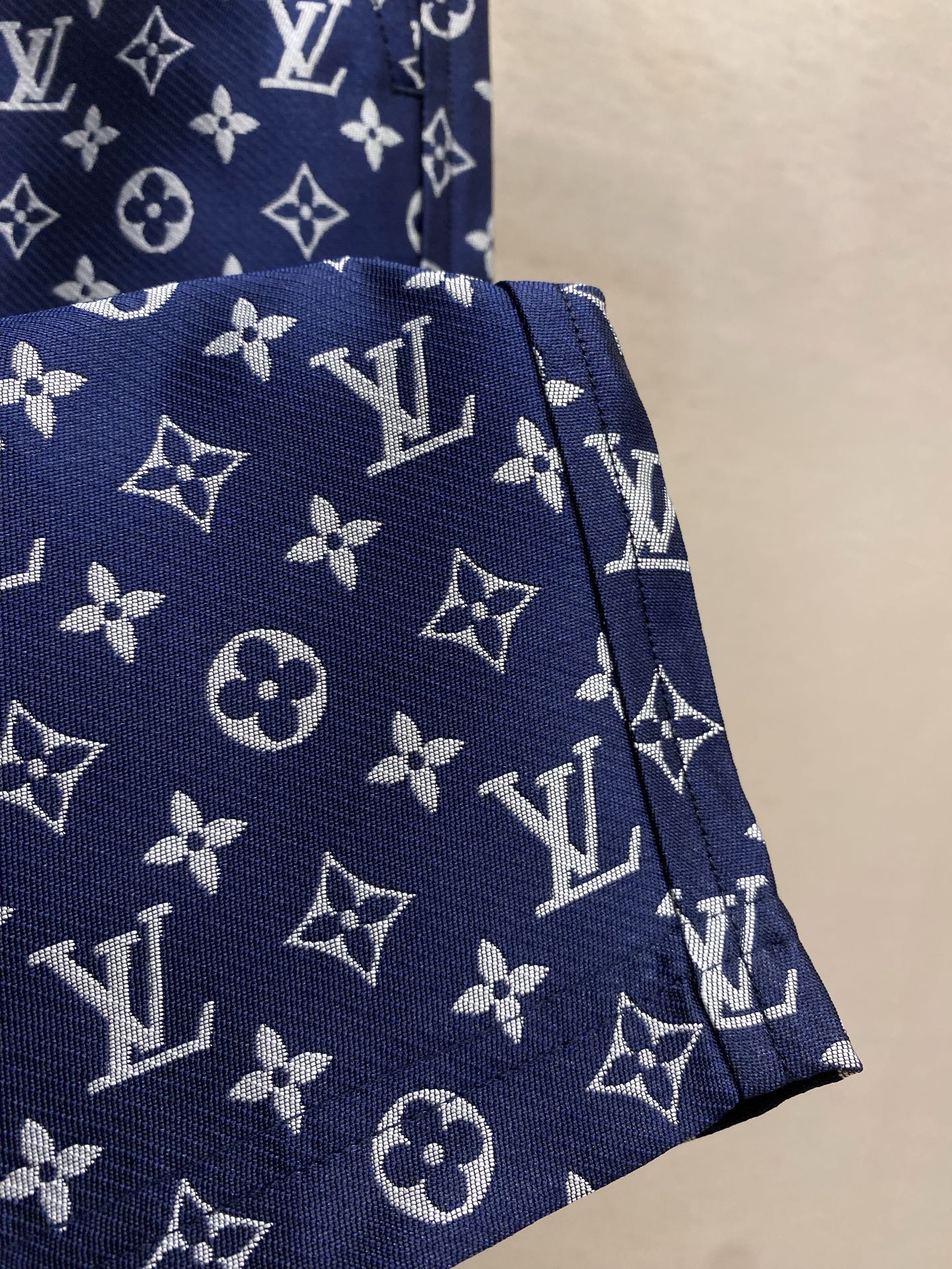 🌟🌟1V，V26新款 经典老花渐变拼接运动短裤。高级氛围感拉满的夏季轻奢运动神裤，面料软糯亲肤、透气不闷