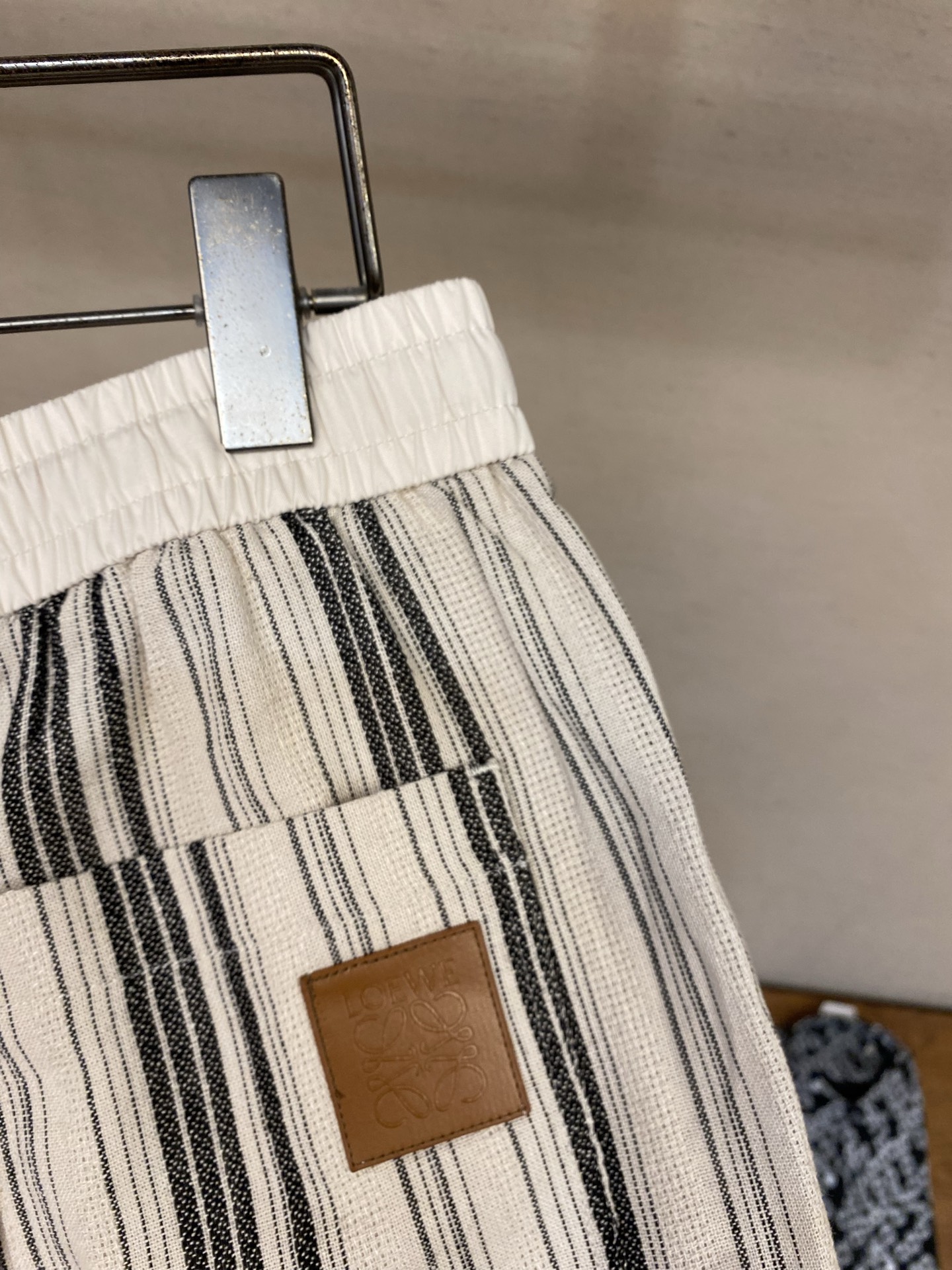 🌟🌟Loewe，亚麻条纹休闲短裤｜西班牙老钱风度假神裤甄选高支肌理亚麻面料，天然透气结构，自带微透干爽肌