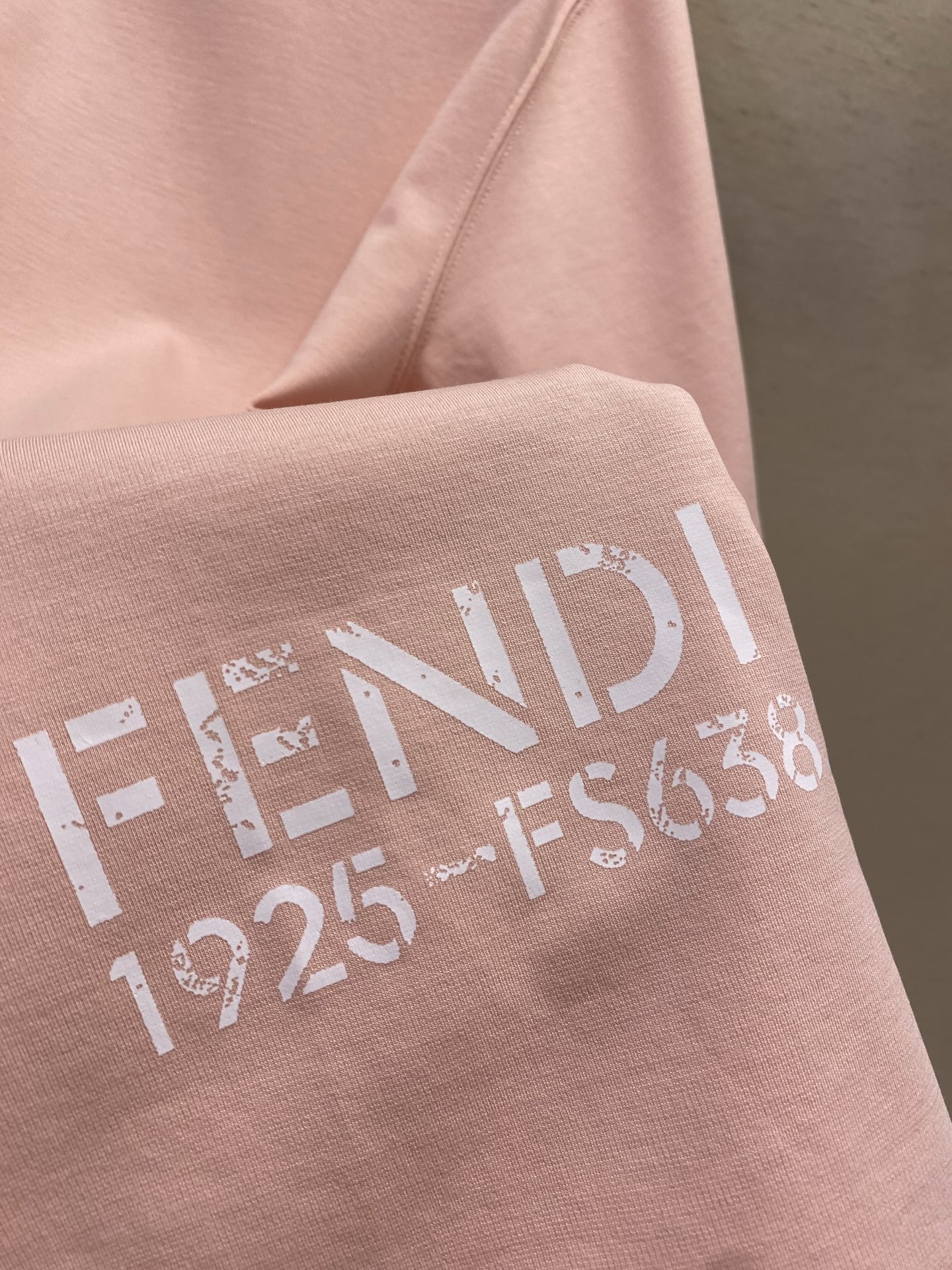 🌟🌟Fendi，FD马卡龙大粉色字母短袖T恤FD夏季马卡龙色系基础款字母短袖，把法式慵懒与轻奢调性完美融