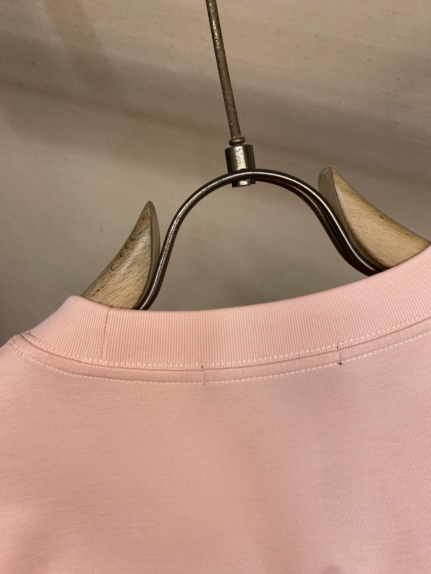 🌟🌟Fendi，FD马卡龙大粉色字母短袖T恤FD夏季马卡龙色系基础款字母短袖，把法式慵懒与轻奢调性完美融