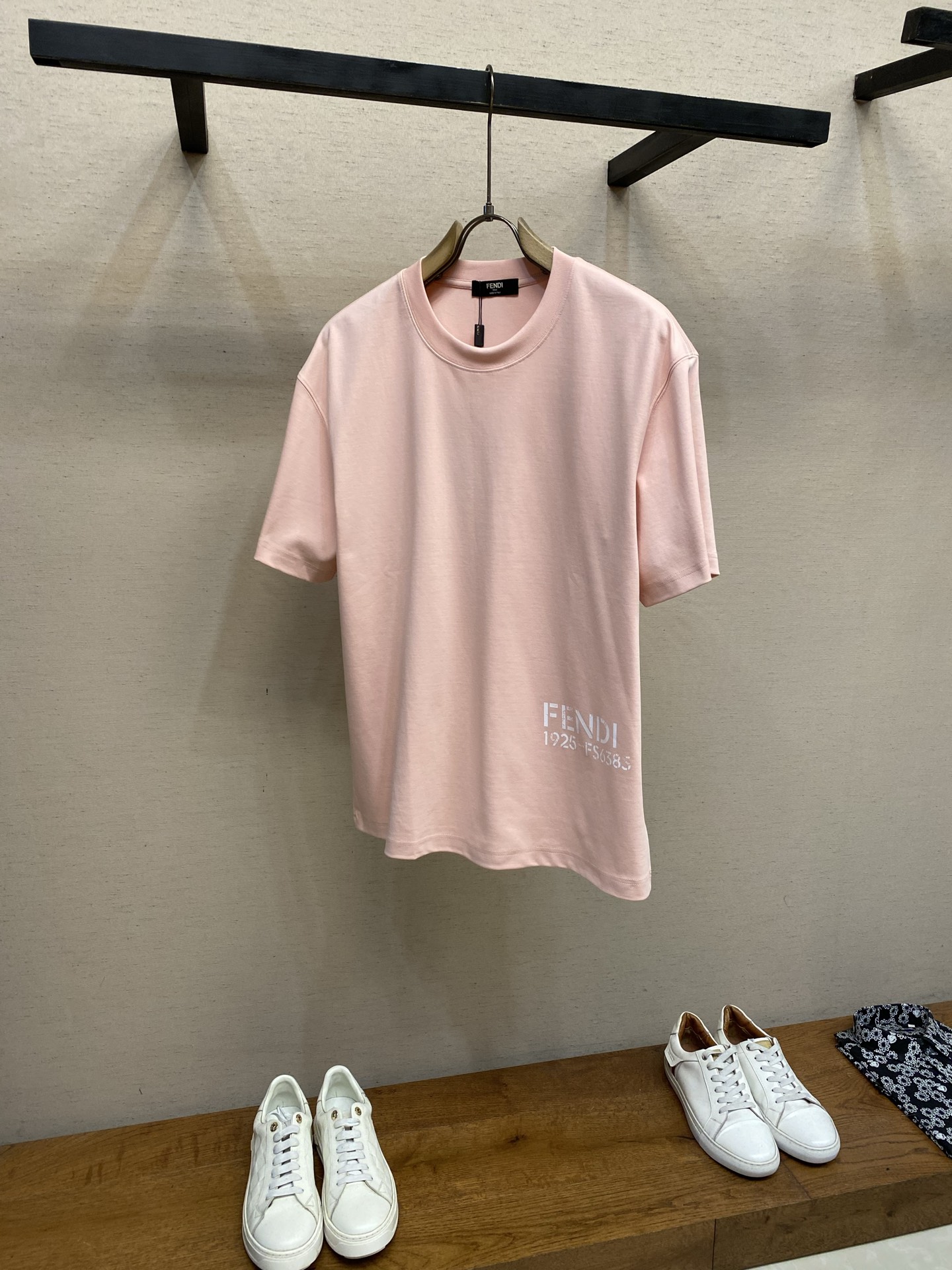 🌟🌟Fendi，FD马卡龙大粉色字母短袖T恤FD夏季马卡龙色系基础款字母短袖，把法式慵懒与轻奢调性完美融