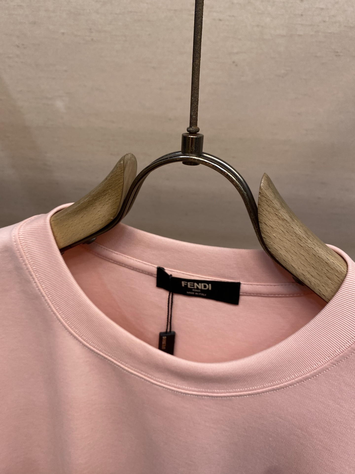🌟🌟Fendi，FD马卡龙大粉色字母短袖T恤FD夏季马卡龙色系基础款字母短袖，把法式慵懒与轻奢调性完美融