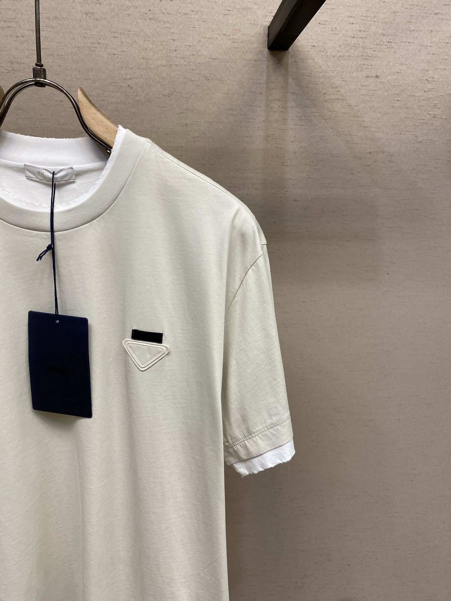 🌟🌟Prada，2026SS春夏拼接假两层破坏半袖T恤 标志性语言经由概念化三角形徽标焕新演绎，这一象征