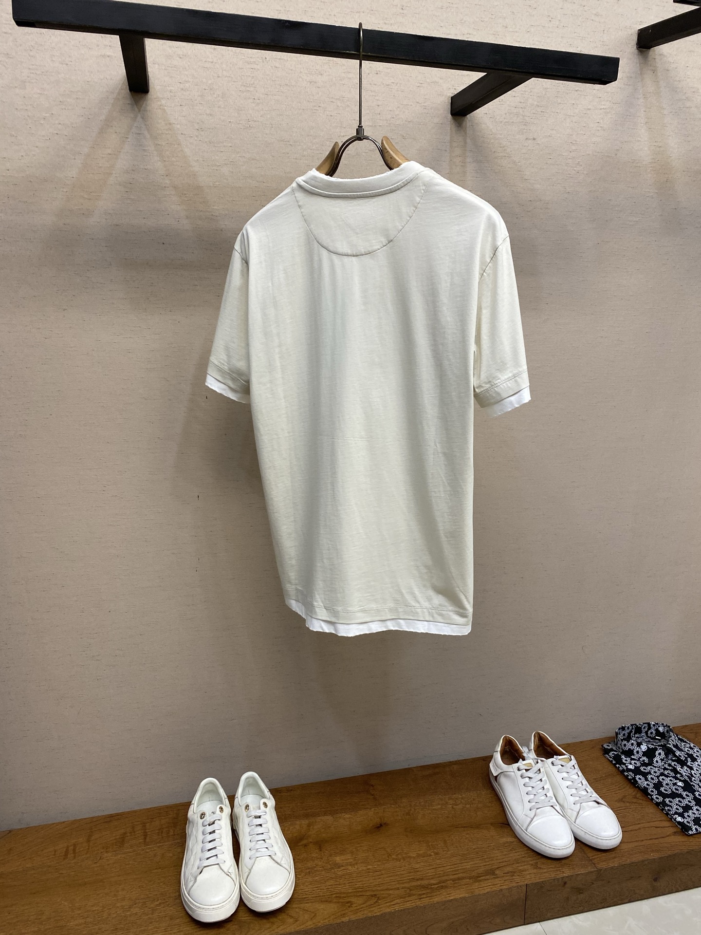 🌟🌟Prada，2026SS春夏拼接假两层破坏半袖T恤 标志性语言经由概念化三角形徽标焕新演绎，这一象征