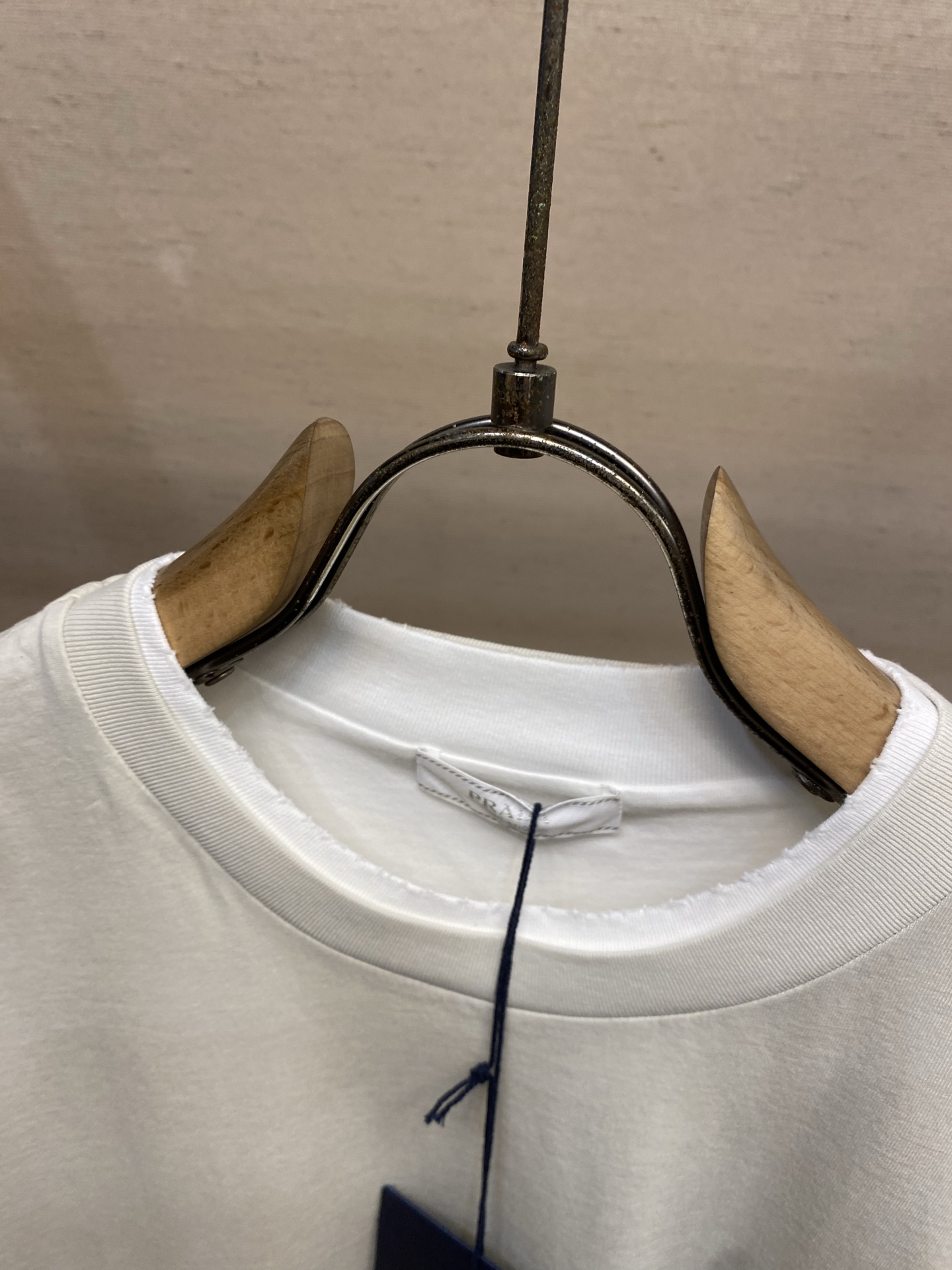 🌟🌟Prada，2026SS春夏拼接假两层破坏半袖T恤 标志性语言经由概念化三角形徽标焕新演绎，这一象征