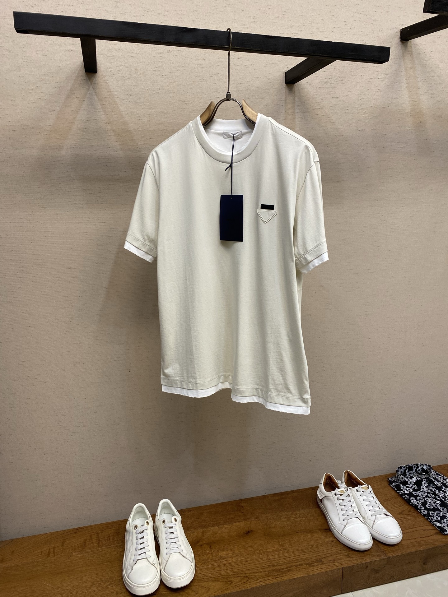 🌟🌟Prada，2026SS春夏拼接假两层破坏半袖T恤 标志性语言经由概念化三角形徽标焕新演绎，这一象征