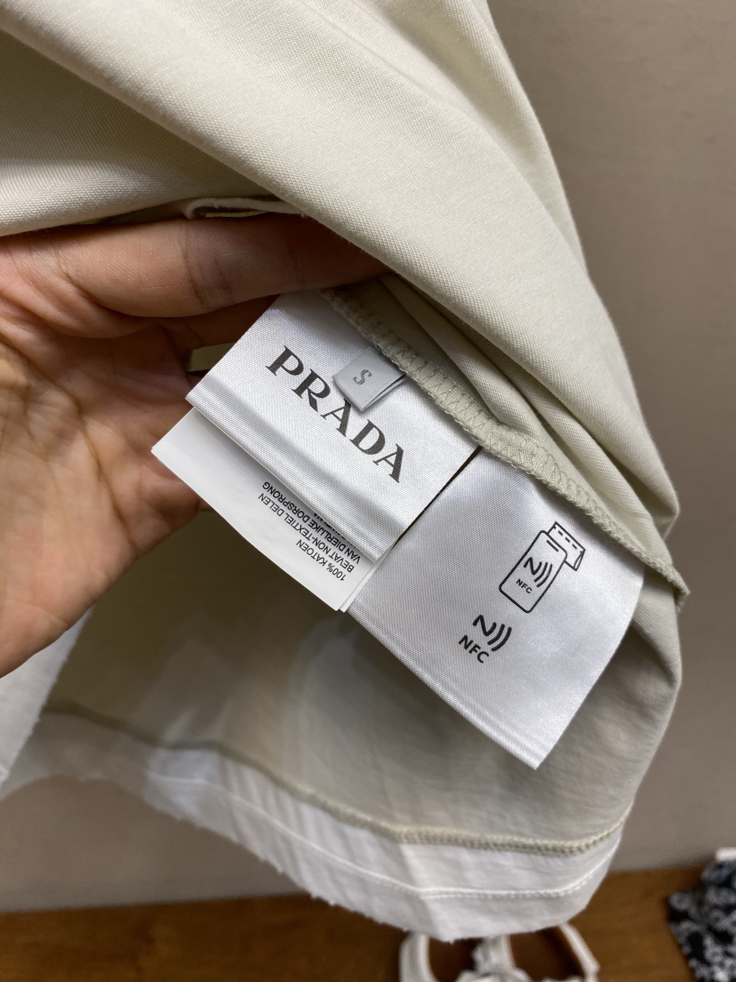 🌟🌟Prada，2026SS春夏拼接假两层破坏半袖T恤 标志性语言经由概念化三角形徽标焕新演绎，这一象征