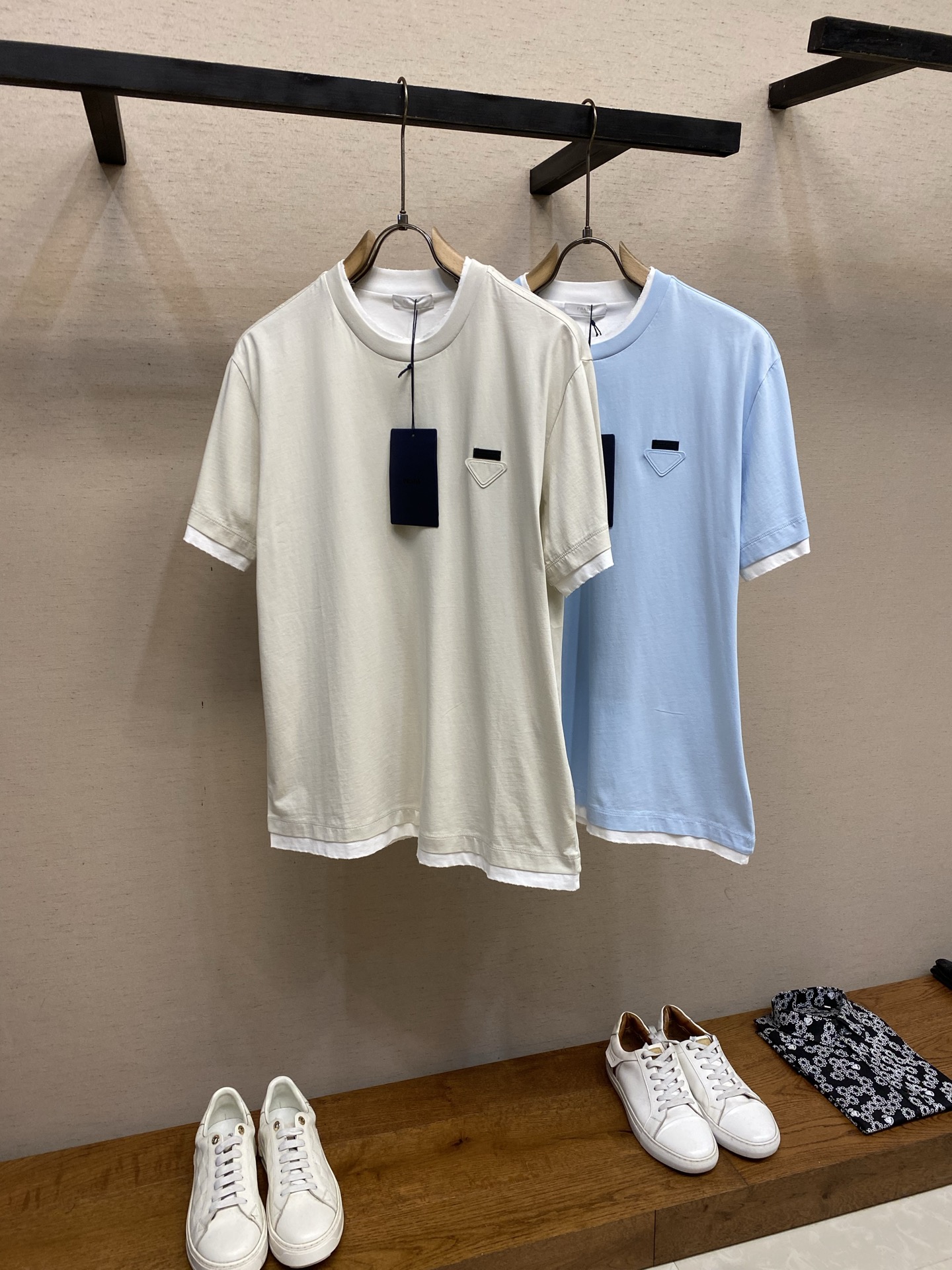 🌟🌟Prada，2026SS春夏拼接假两层破坏半袖T恤 标志性语言经由概念化三角形徽标焕新演绎，这一象征
