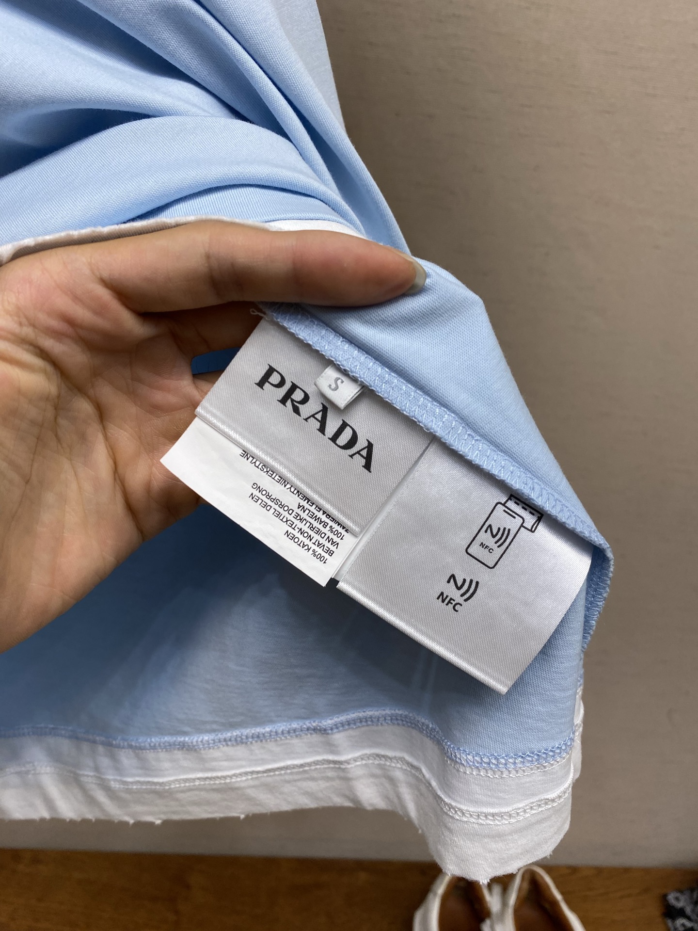 🌟🌟Prada，2026SS春夏拼接假两层破坏半袖T恤 标志性语言经由概念化三角形徽标焕新演绎，这一象征