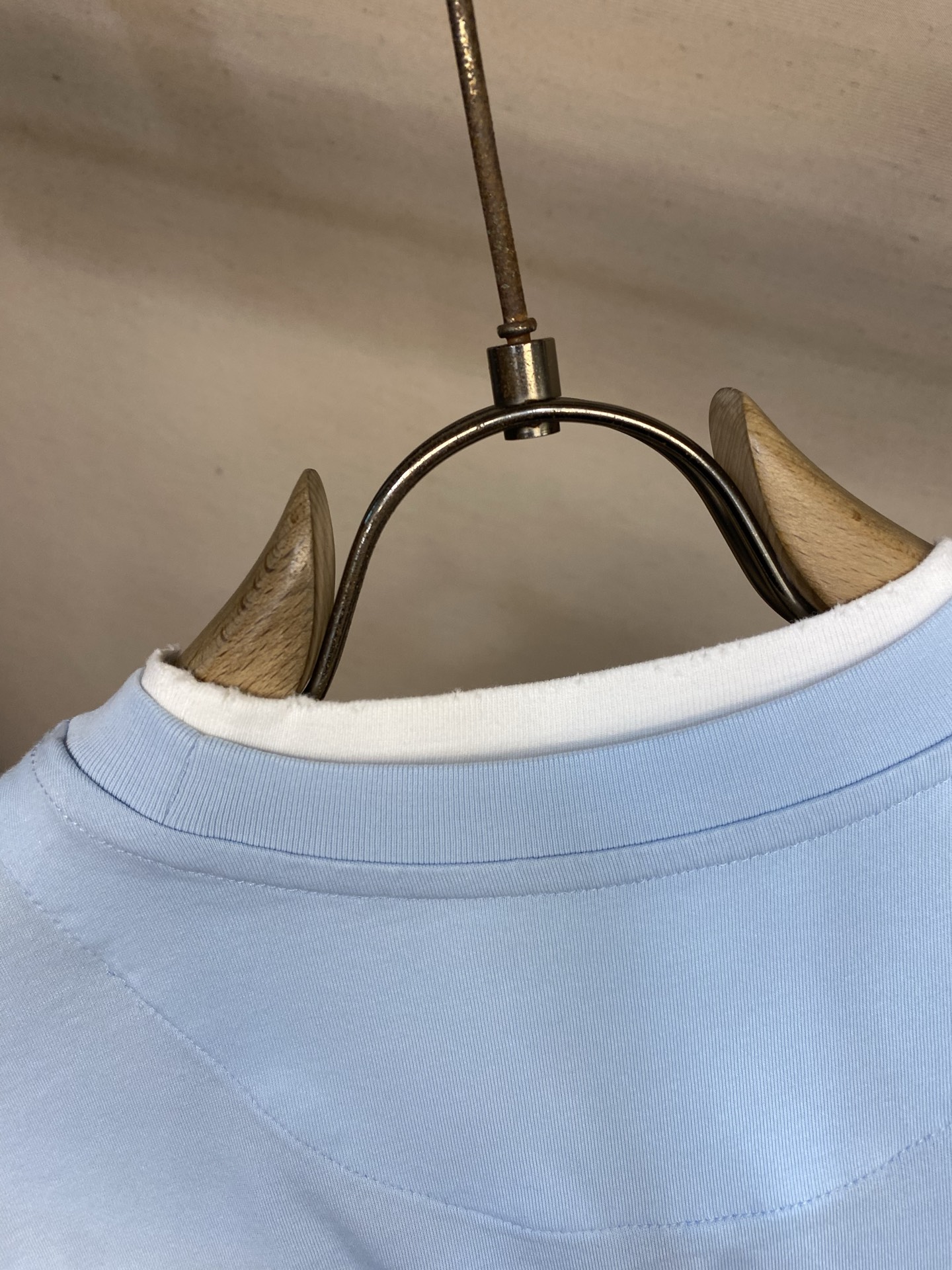 🌟🌟Prada，2026SS春夏拼接假两层破坏半袖T恤 标志性语言经由概念化三角形徽标焕新演绎，这一象征