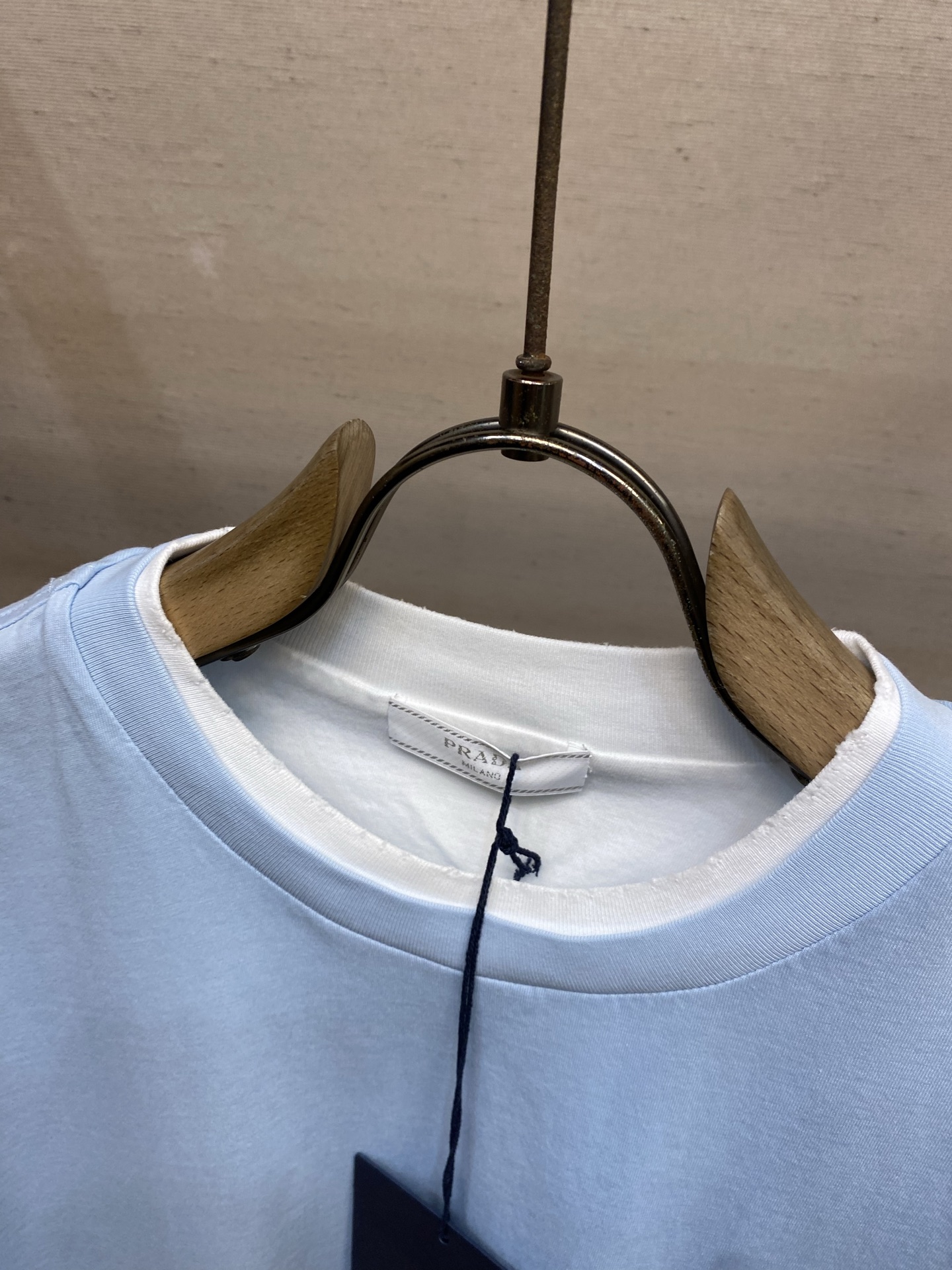 🌟🌟Prada，2026SS春夏拼接假两层破坏半袖T恤 标志性语言经由概念化三角形徽标焕新演绎，这一象征