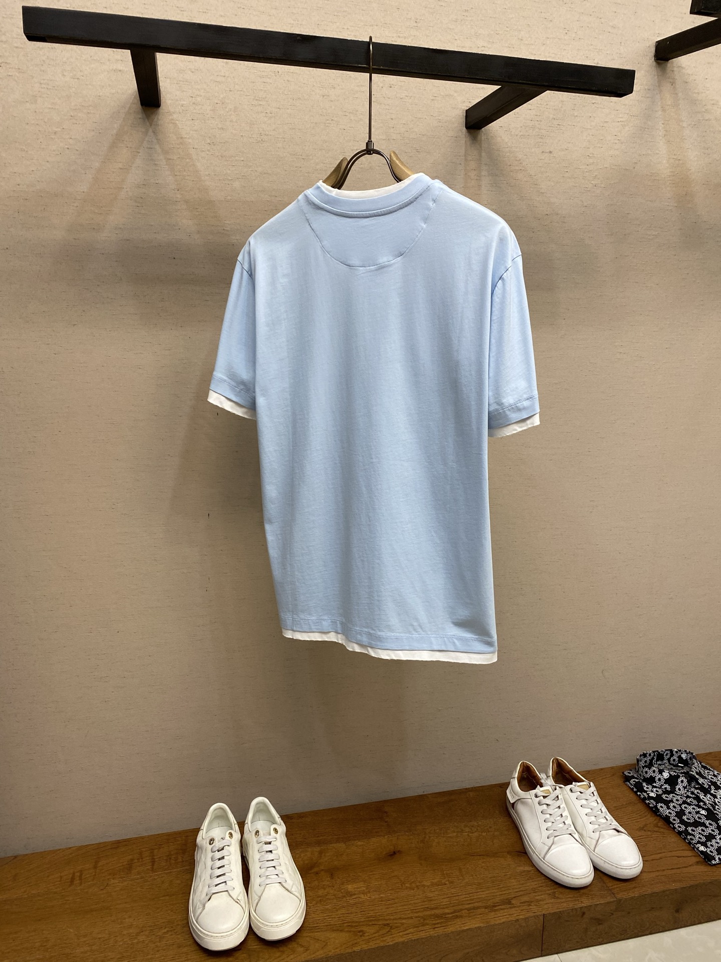 🌟🌟Prada，2026SS春夏拼接假两层破坏半袖T恤 标志性语言经由概念化三角形徽标焕新演绎，这一象征