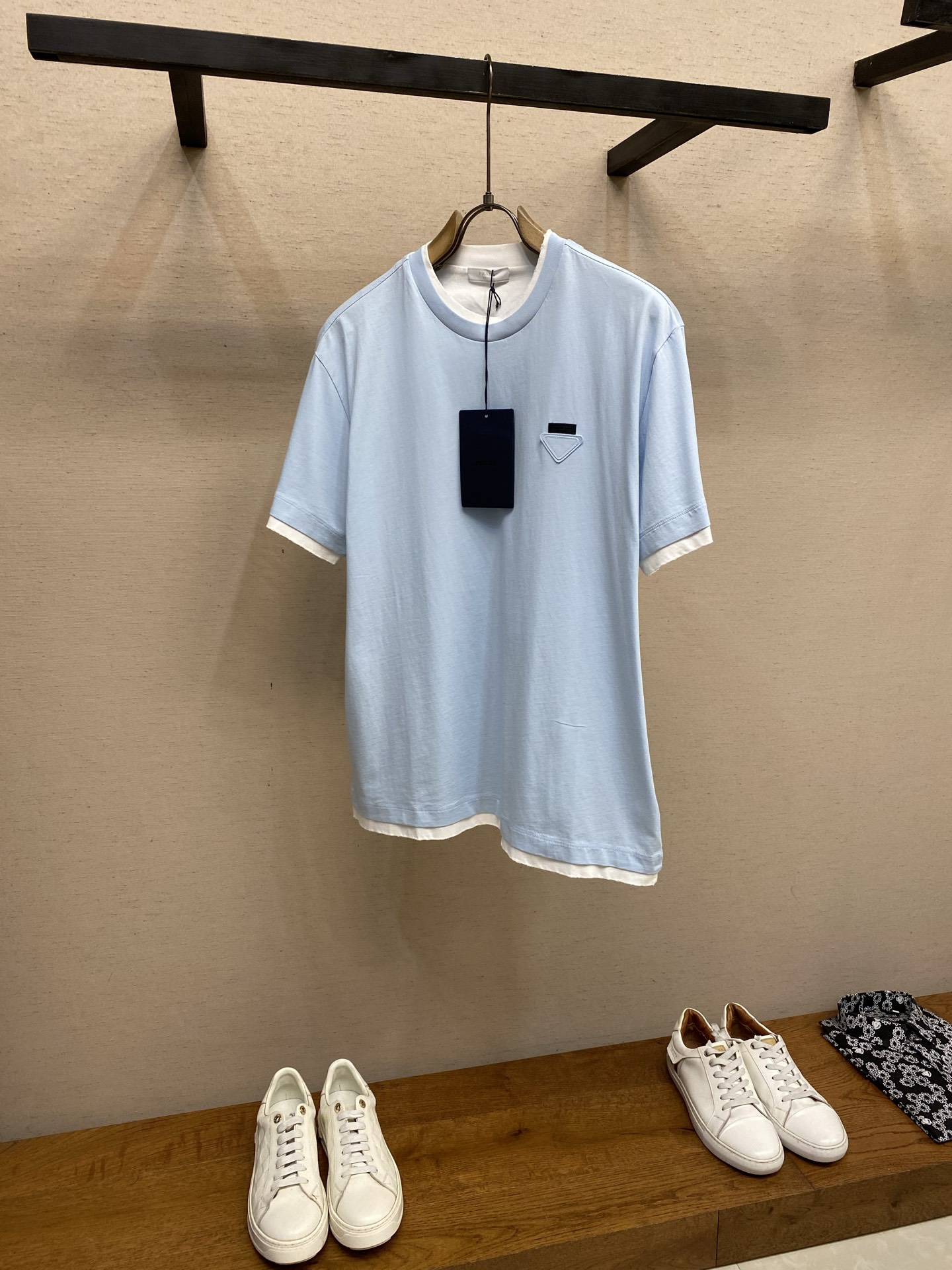 🌟🌟Prada，2026SS春夏拼接假两层破坏半袖T恤 标志性语言经由概念化三角形徽标焕新演绎，这一象征