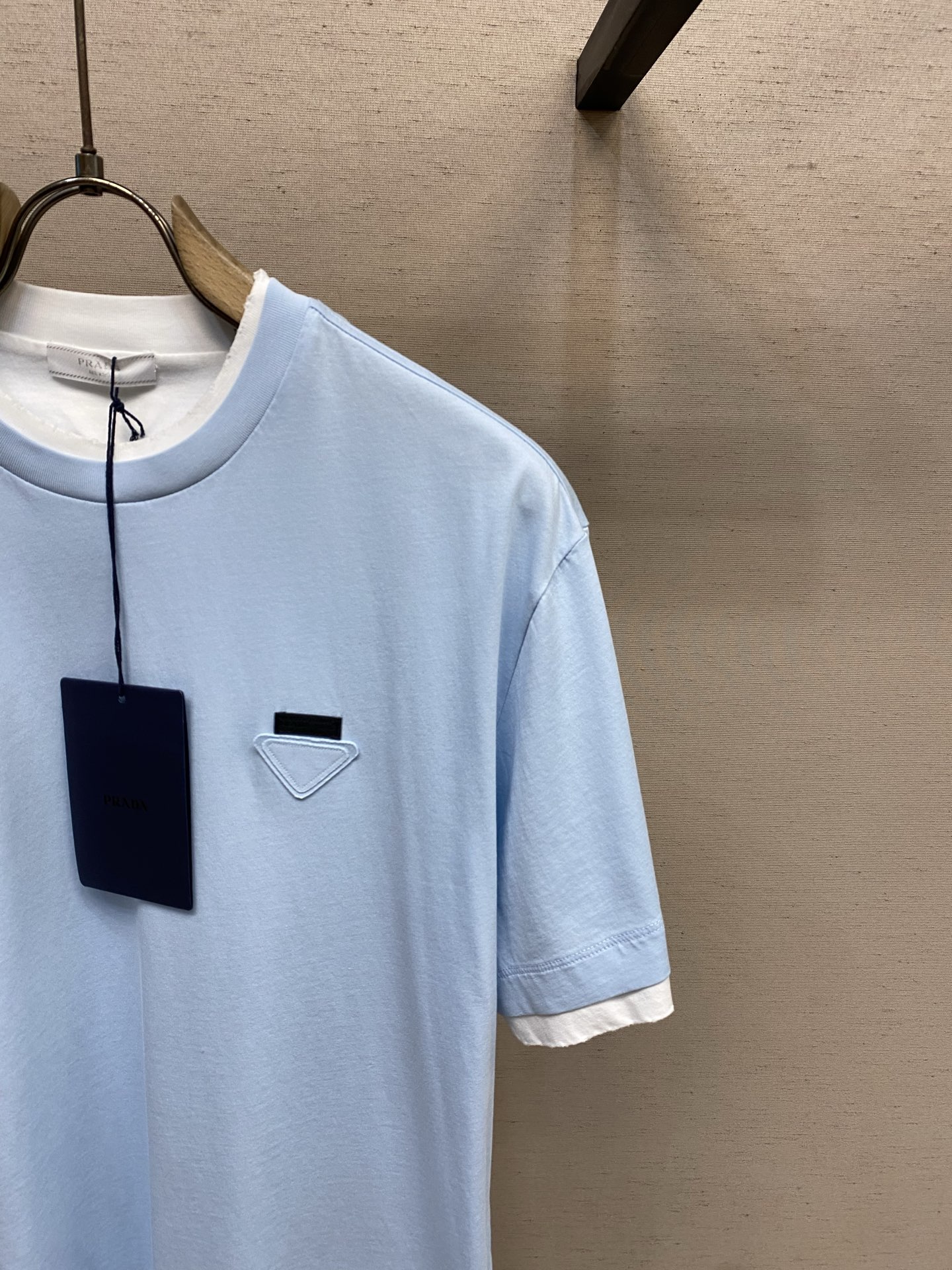 🌟🌟Prada，2026SS春夏拼接假两层破坏半袖T恤 标志性语言经由概念化三角形徽标焕新演绎，这一象征