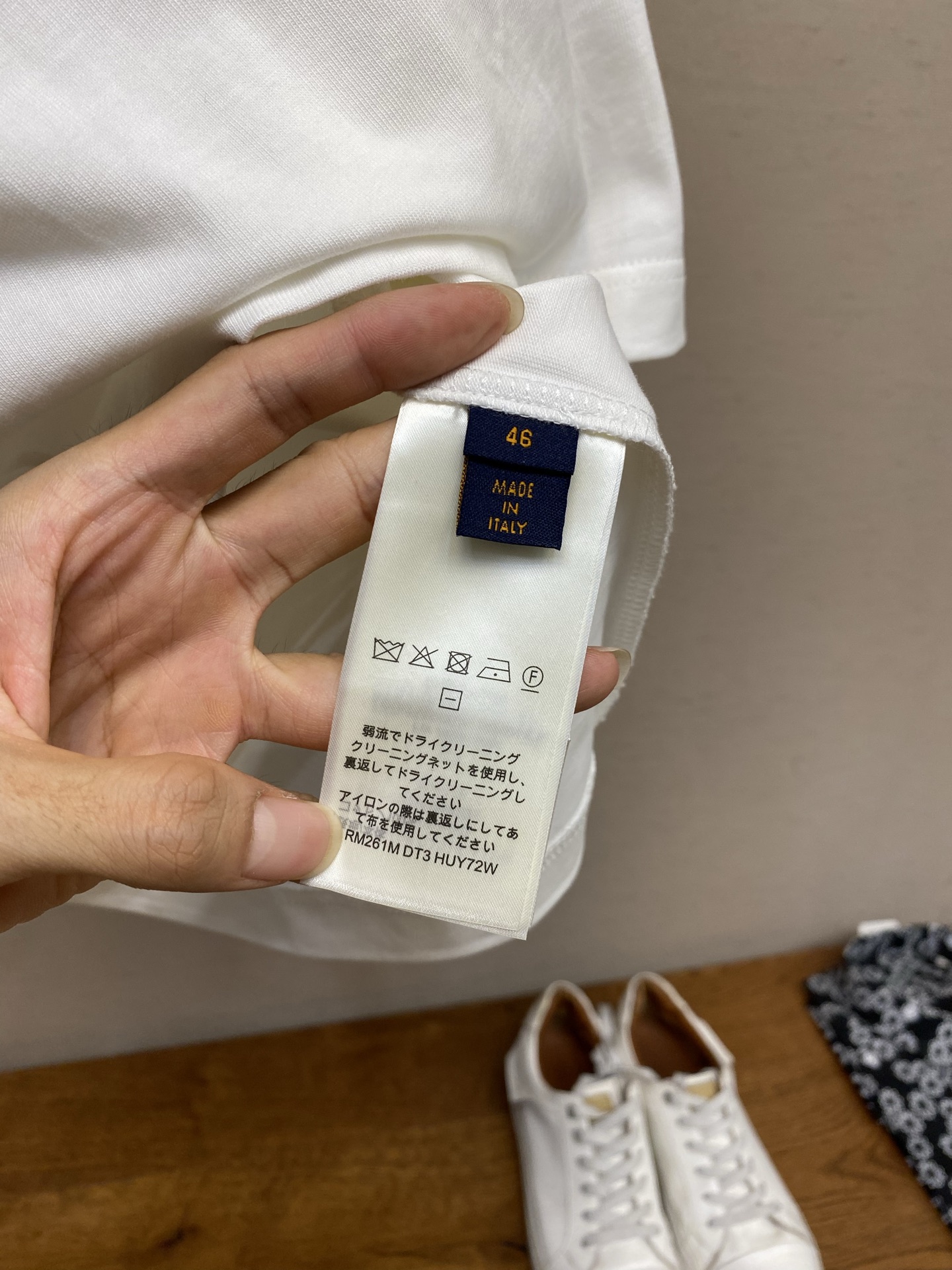 🌟🌟 1V，路易家2026SS 本款经典 T 恤于胸前点缀 Vui*ton 手写体洗水牛仔贴饰，撷取做旧