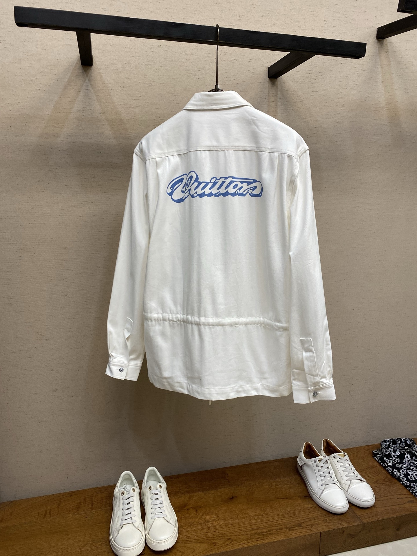 🌟🌟1V，路易威登 口袋皮标提花标识夹克式衬衫正品13200购入，采用高密度棉质人字纹府绸面料，模板刺绣