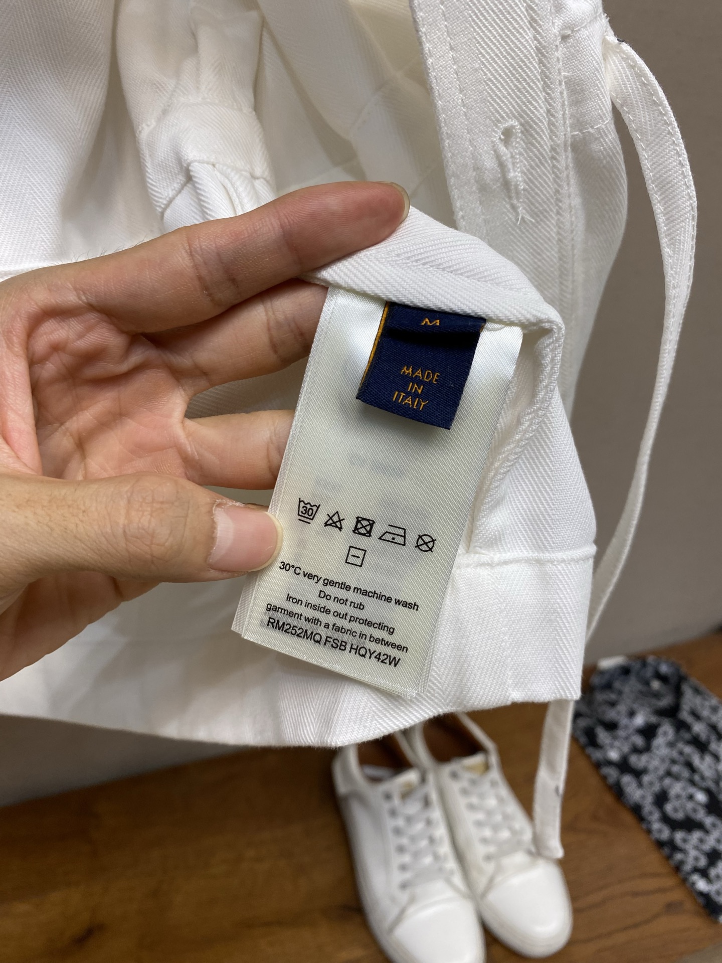🌟🌟1V，路易威登 口袋皮标提花标识夹克式衬衫正品13200购入，采用高密度棉质人字纹府绸面料，模板刺绣