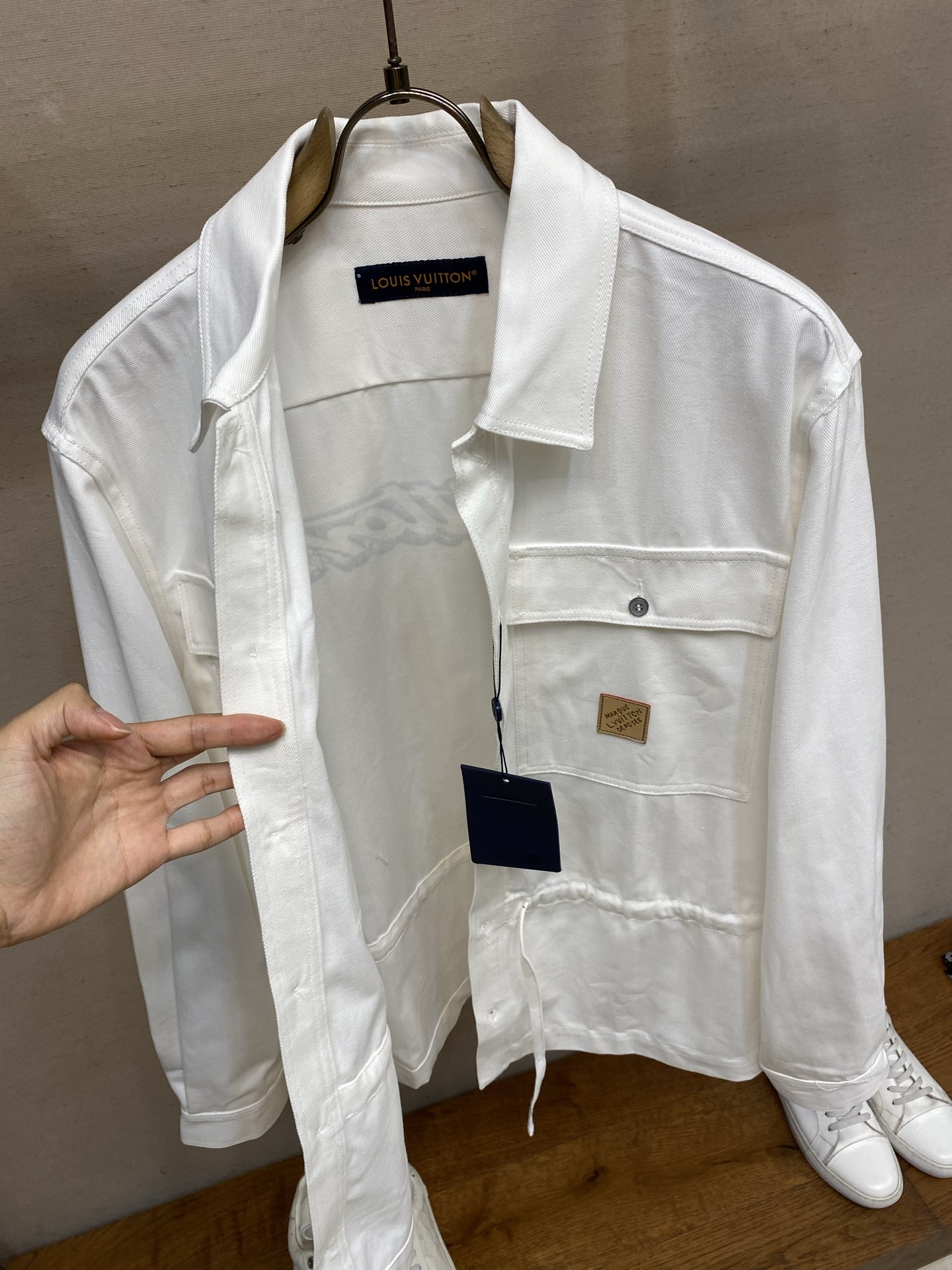 🌟🌟1V，路易威登 口袋皮标提花标识夹克式衬衫正品13200购入，采用高密度棉质人字纹府绸面料，模板刺绣