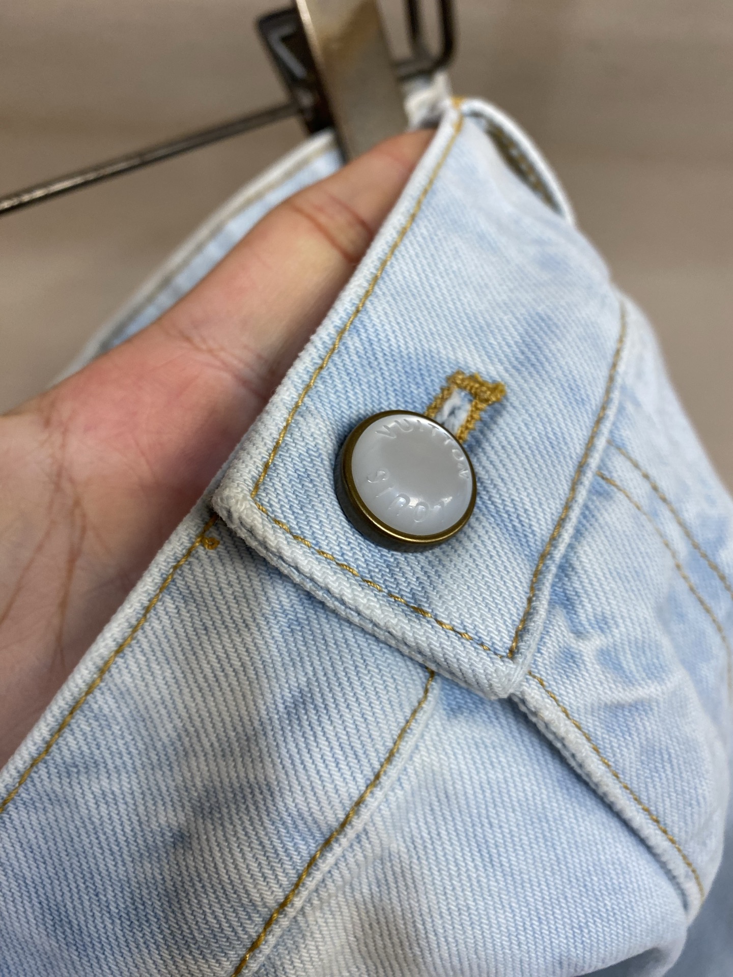 🌟🌟1V，路易威登 标识刺绣牛仔短裤定制雾屿奢洗丹宁料 垂坠有型 舒适亲肤 以雾境柔洗浅蓝为底 是不被定