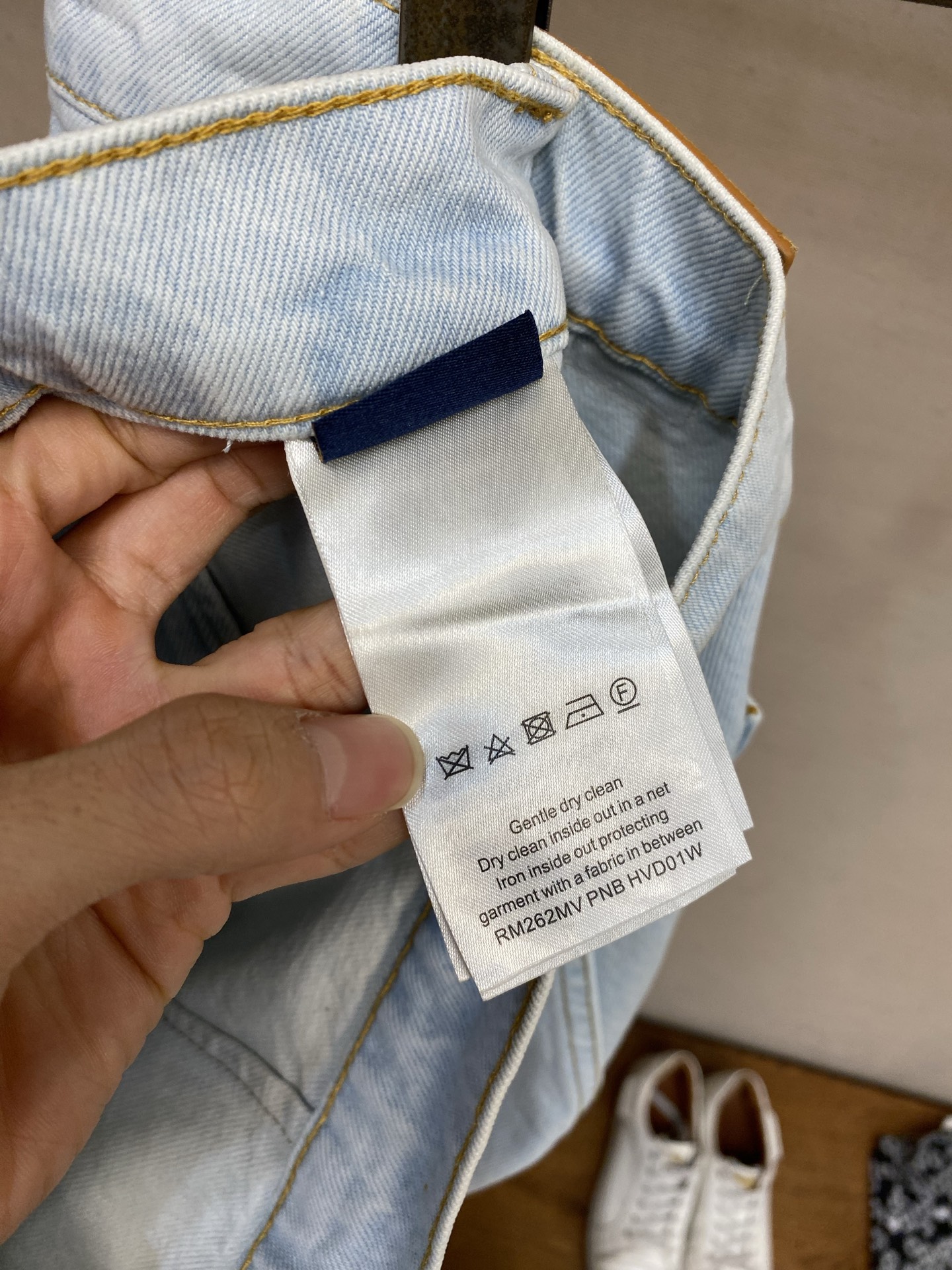 🌟🌟1V，路易威登 标识刺绣牛仔短裤定制雾屿奢洗丹宁料 垂坠有型 舒适亲肤 以雾境柔洗浅蓝为底 是不被定