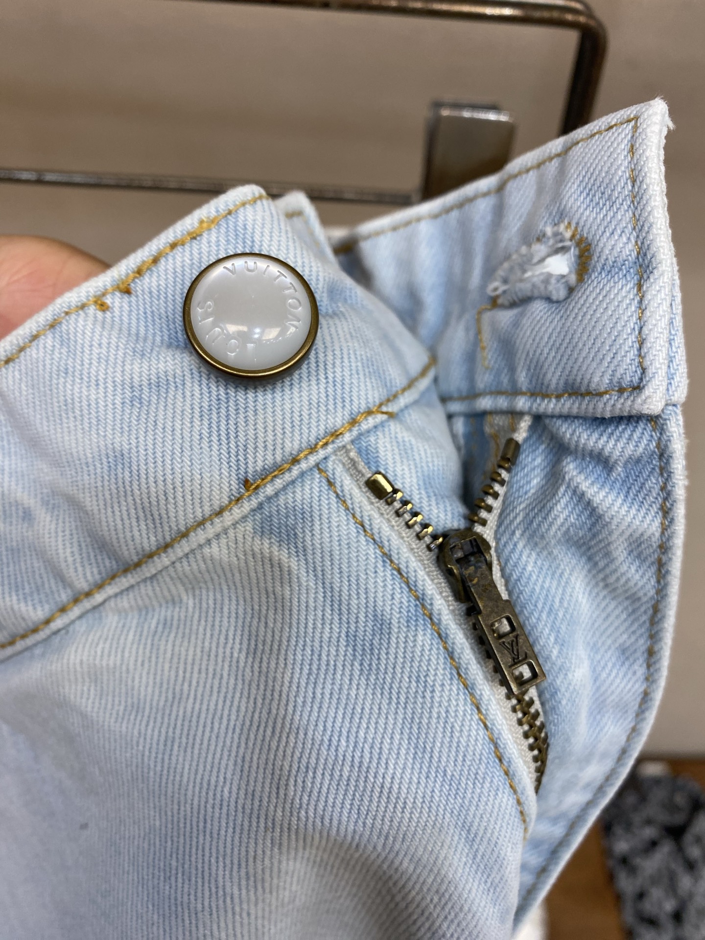 🌟🌟1V，路易威登 标识刺绣牛仔短裤定制雾屿奢洗丹宁料 垂坠有型 舒适亲肤 以雾境柔洗浅蓝为底 是不被定