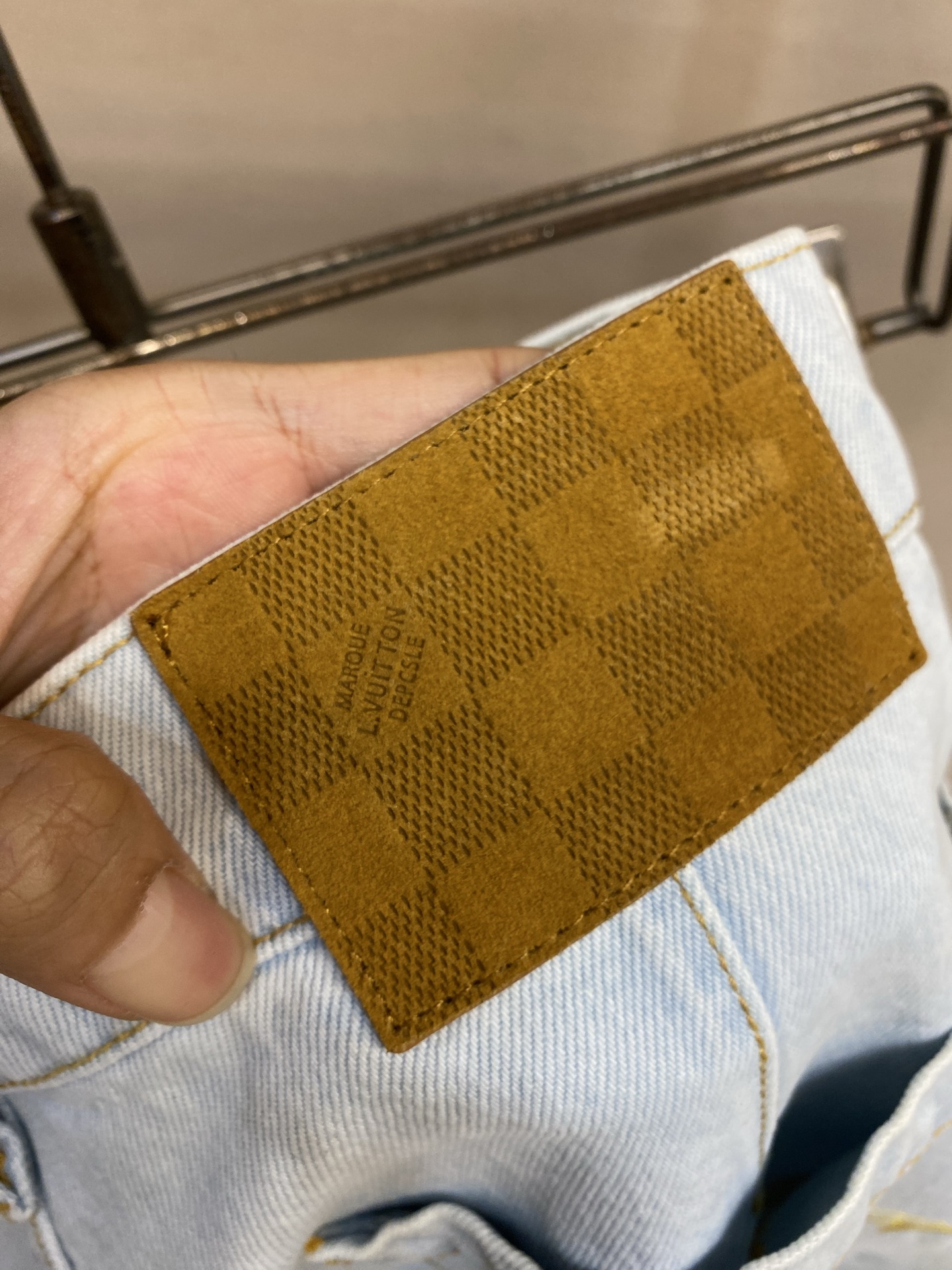 🌟🌟1V，路易威登 标识刺绣牛仔短裤定制雾屿奢洗丹宁料 垂坠有型 舒适亲肤 以雾境柔洗浅蓝为底 是不被定