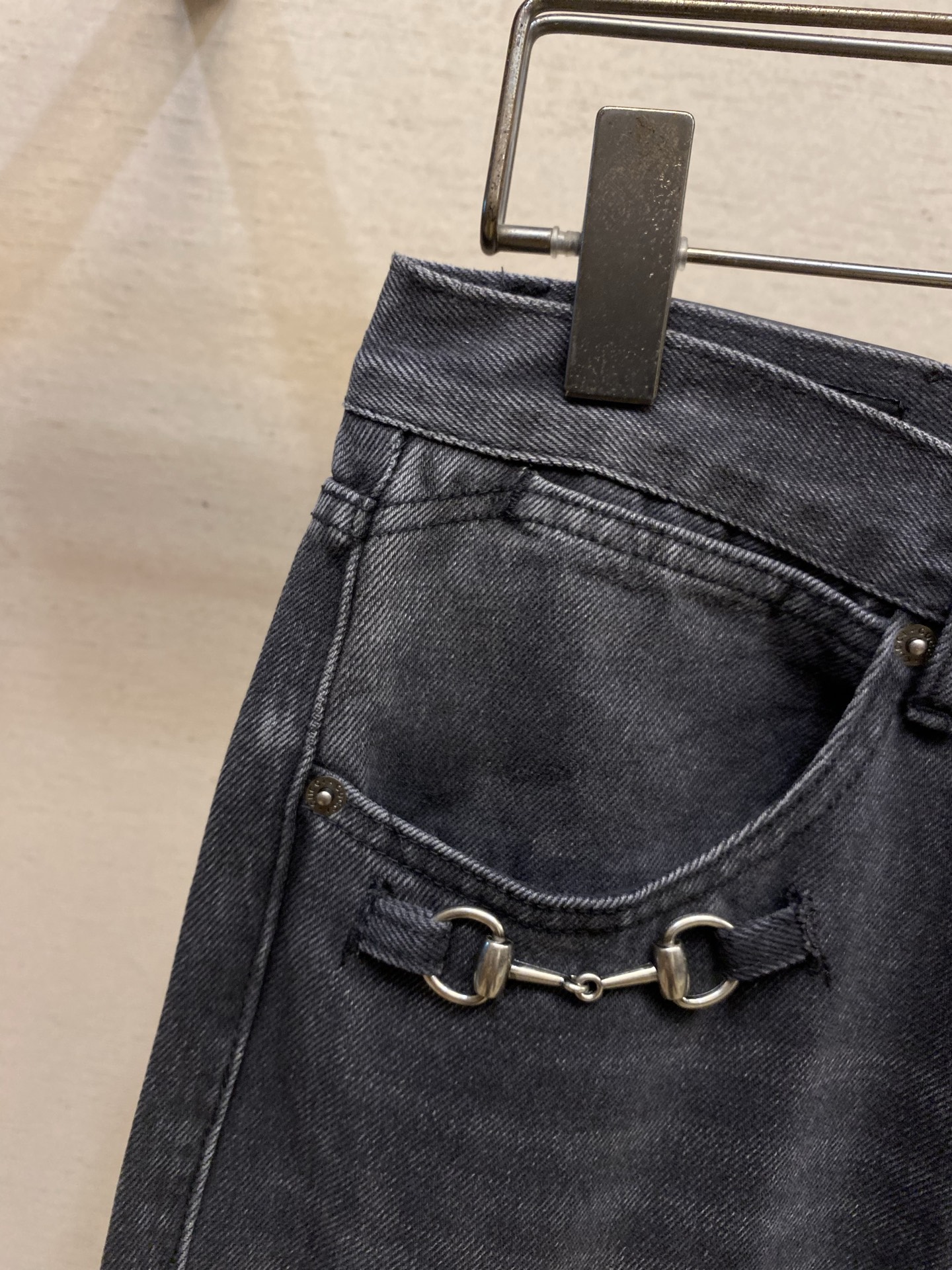 🌟🌟Gucci，古驰锁扣牛仔长裤本款式采用意大利产的优质棉质丹宁布以提供恰到好处的舒适度和合身感，同时保