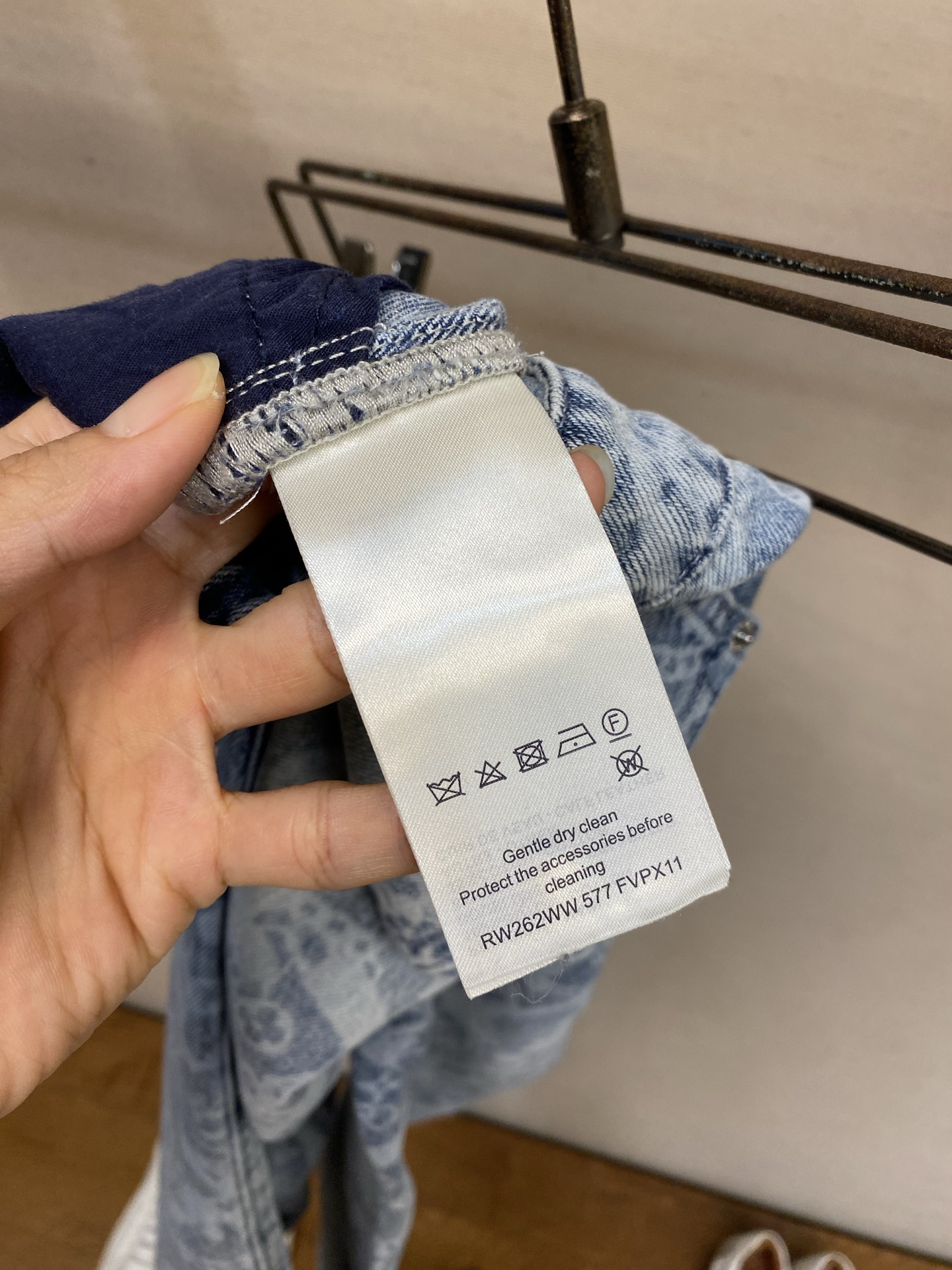 🌟🌟 1V，【女款】路易 26SS烧花字母花卉丹宁水洗女款喇叭牛仔裤 尺码：34，36，38