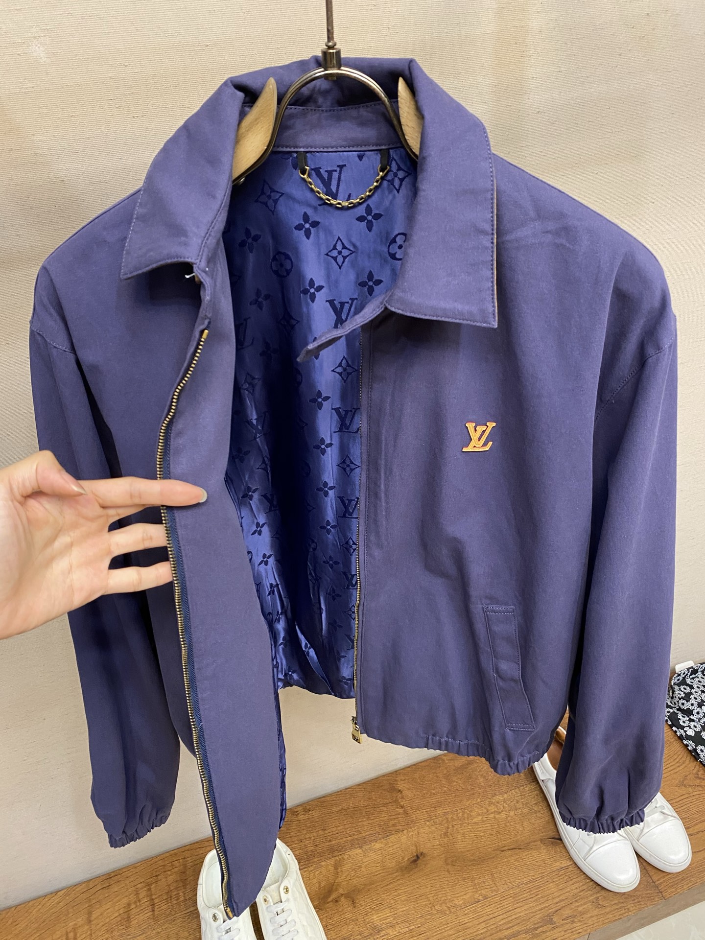 🌟🌟1V，logo标志纯色教练夹克甄选高密抗皱聚酯混纺面料打造这款LV纯色教练夹克，面料经过防泼水面料涂