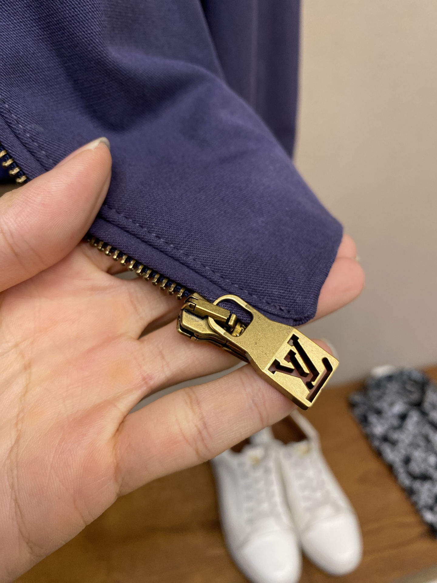 🌟🌟1V，logo标志纯色教练夹克甄选高密抗皱聚酯混纺面料打造这款LV纯色教练夹克，面料经过防泼水面料涂